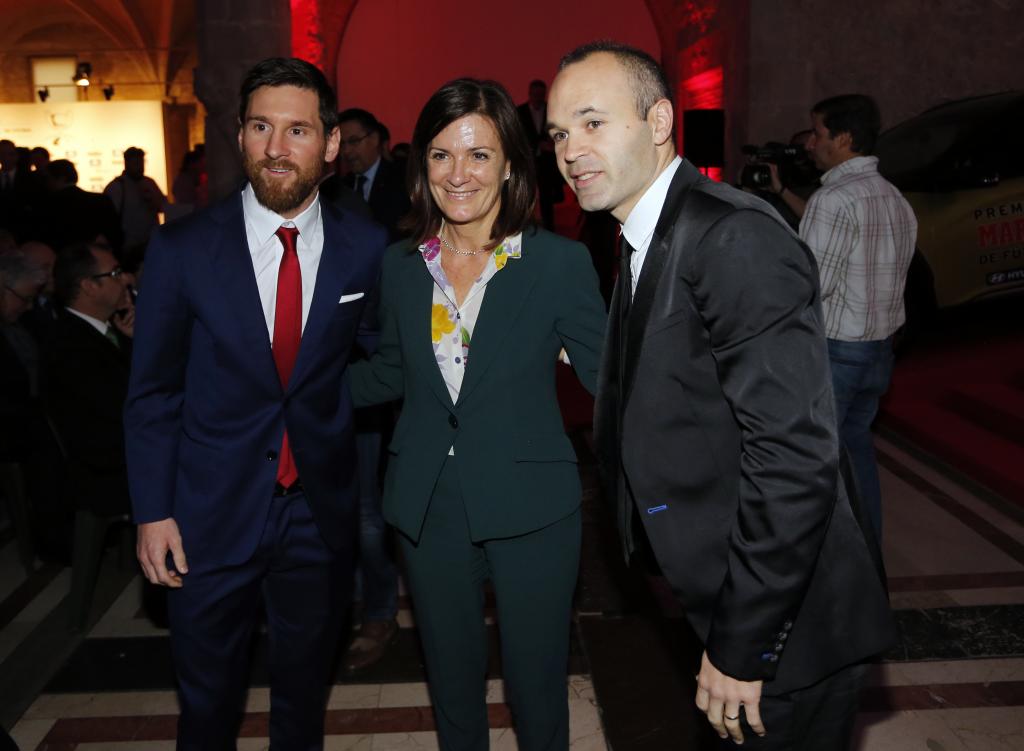 MARCA Soccer awards are presented by the president to Eibar between Messi and Iniesta.