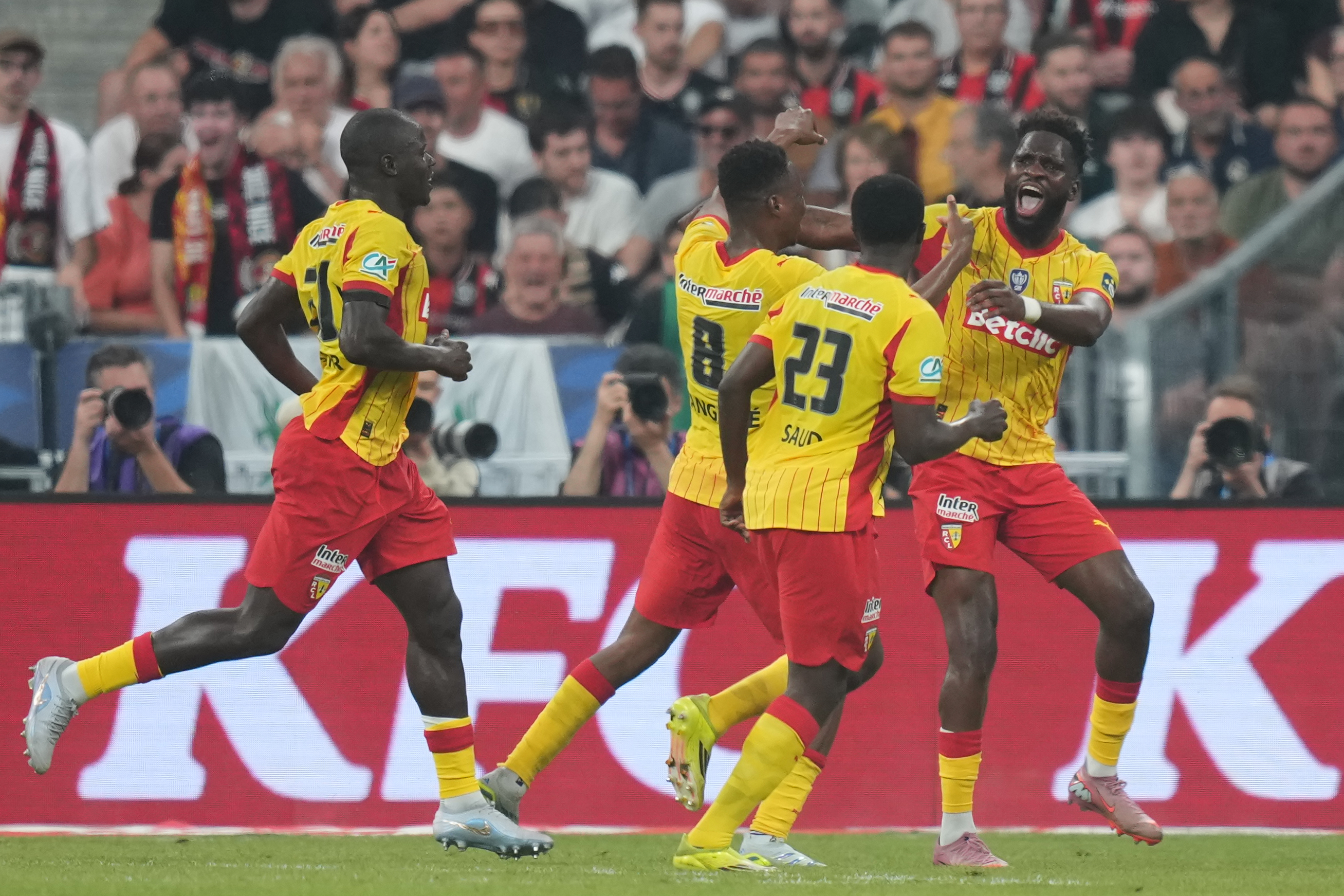 Los jugadores del Lens celebran un tanto