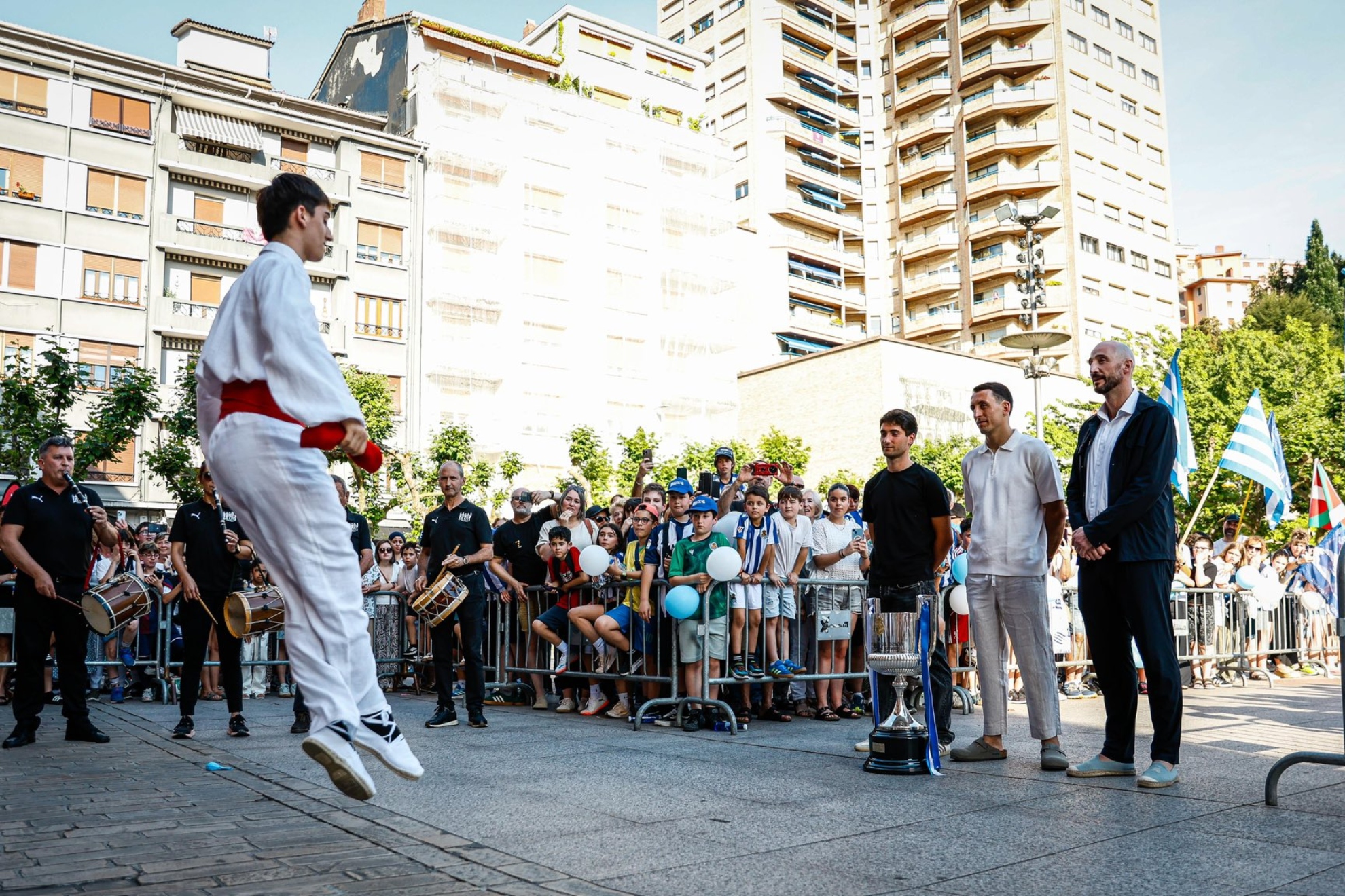 Jon Gorrotxategi y Mikel Oyarzabal reciben un aurresku en su honor, junto al alcalde de Eibar Jon Iraola.
