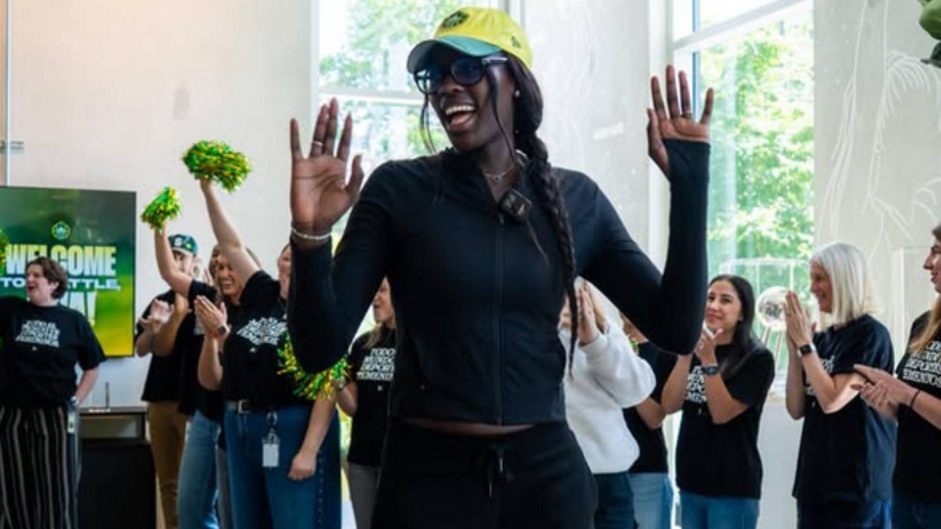 La pívot española Awa Fam, número 3 del Draft de la WNBA en 2026, fue recibida como una estrella por las Seattle Storm.