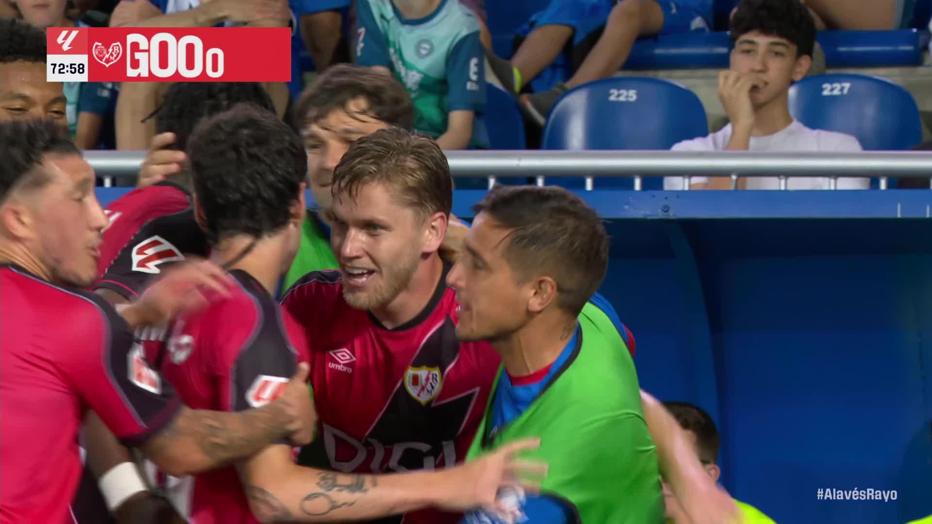 Camello es felicitado por sus compañeros tras anotar el 1-1 ante el Alavés.