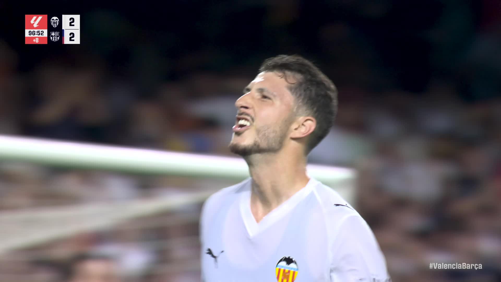 Javi Guerra celebra el 1-1 que marcó al Barcelona en Mestalla.