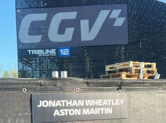 Un cartel en al parking de Montreal, con Wheatley vinculado a Aston Martin.