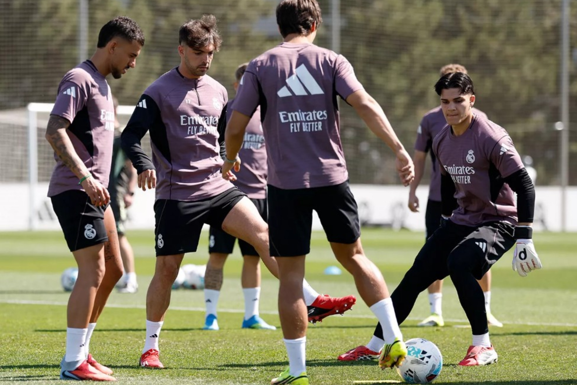 El meta Álvaro González, a la derecha en un rondo junto a Gonzalo, Ceballos y Asencio.