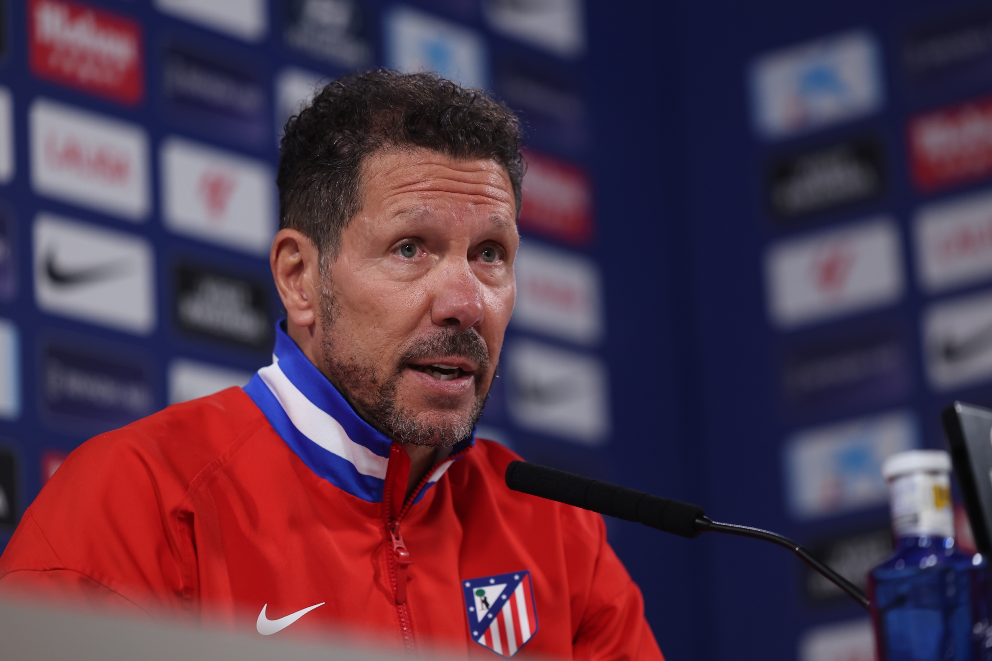 SIMEONE, EN RUEDA DE PRENSA.
