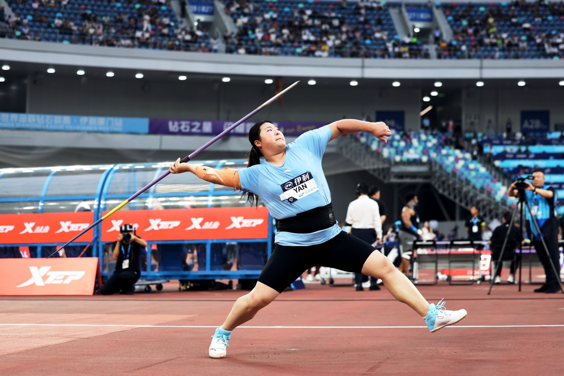 La china Ziyi Yan realiza su único e increíble lanzamiento del día.