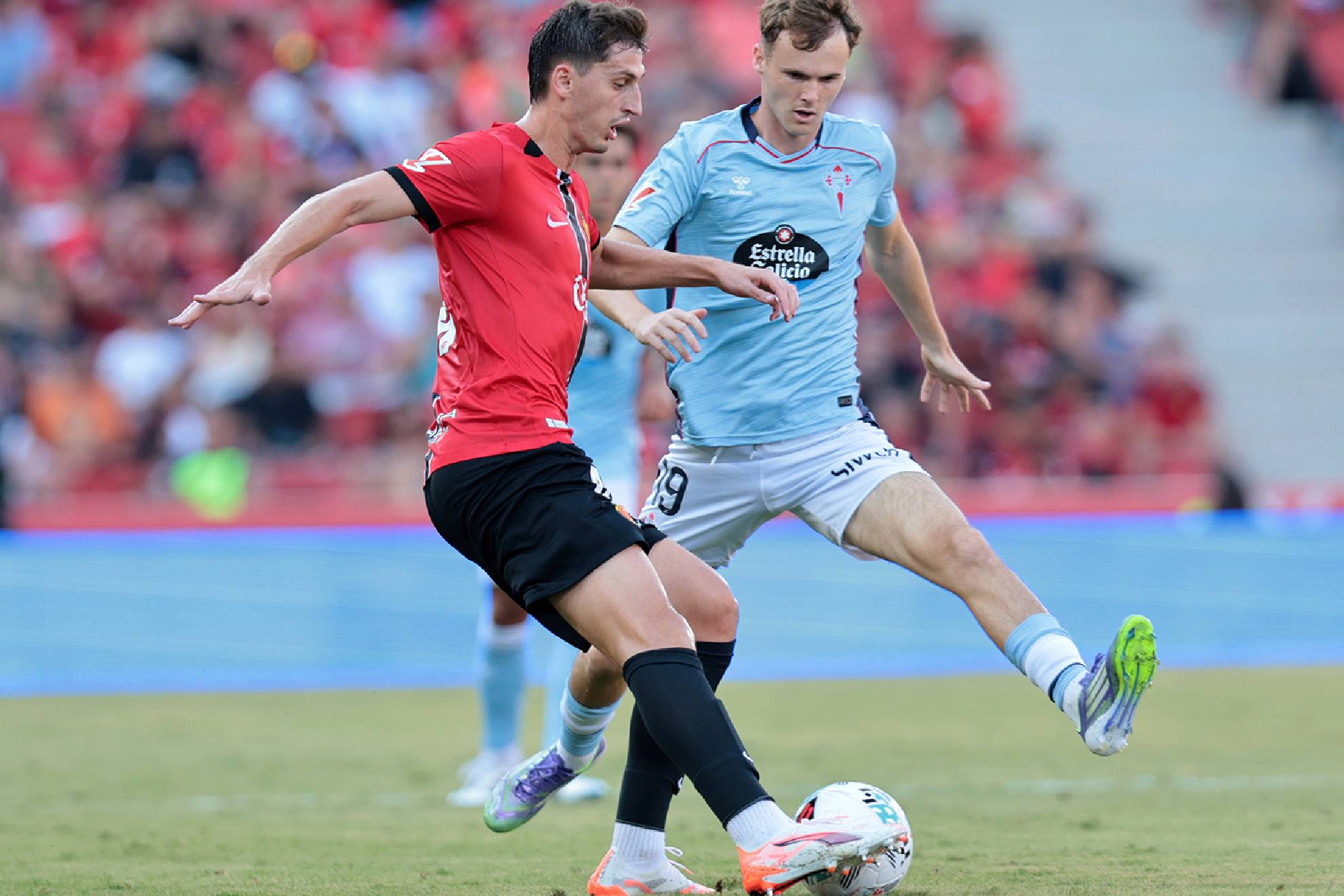Marash Kumbulla y Williot en una disputa en el Mallorca 1-1 Celta