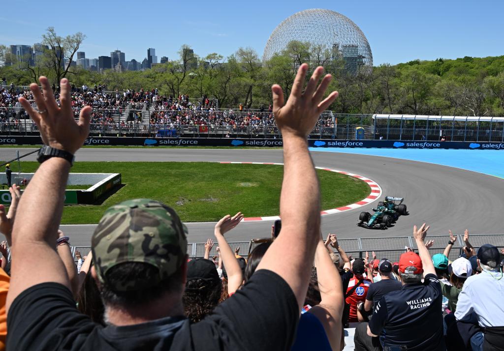 Alonso, pasando por la horquilla en el Gilles Villeneuve. LAPRESSE