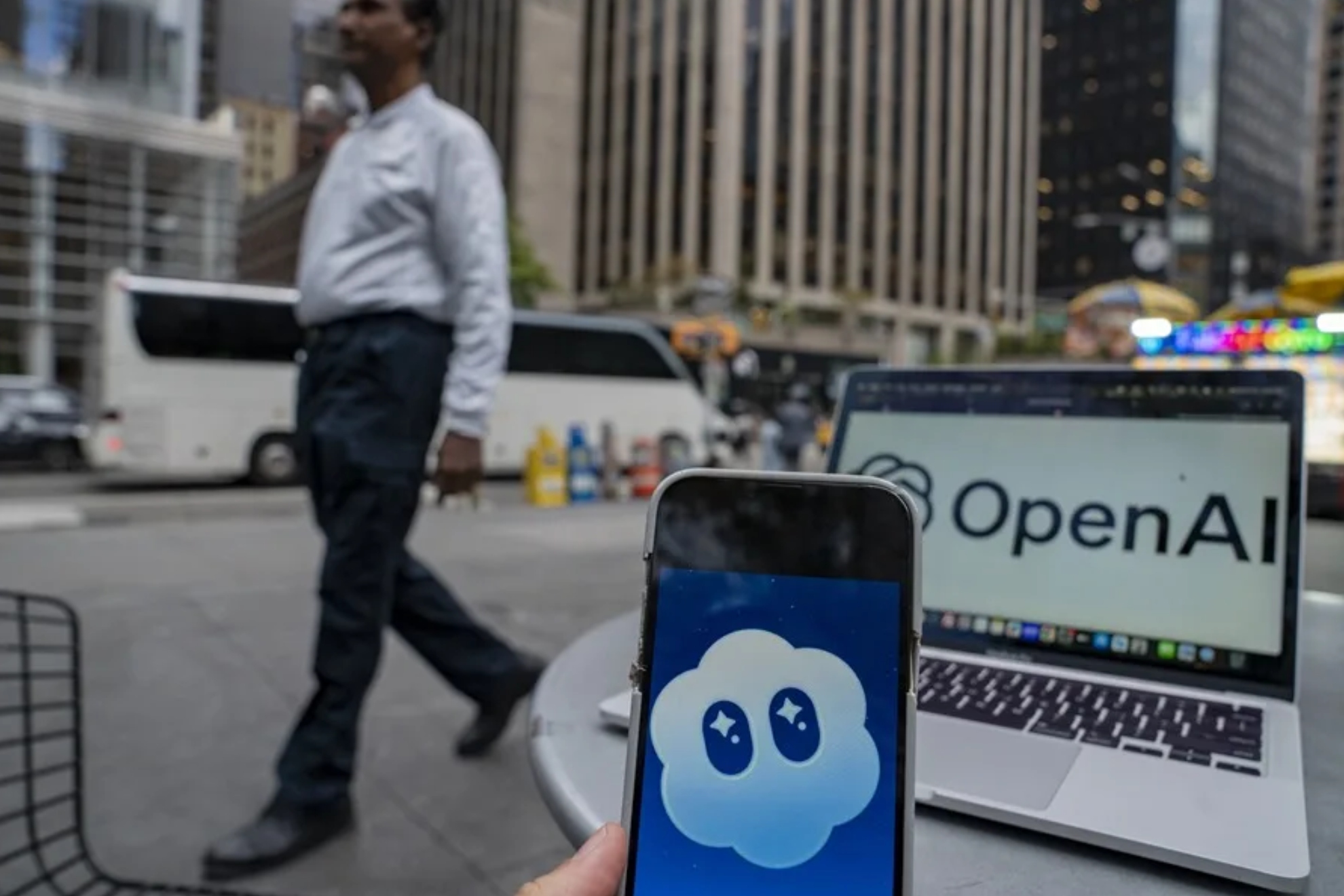 José Javier Pastor, especialista en ciberseguridad, detalla cómo crear una app de identidades falsas con IA