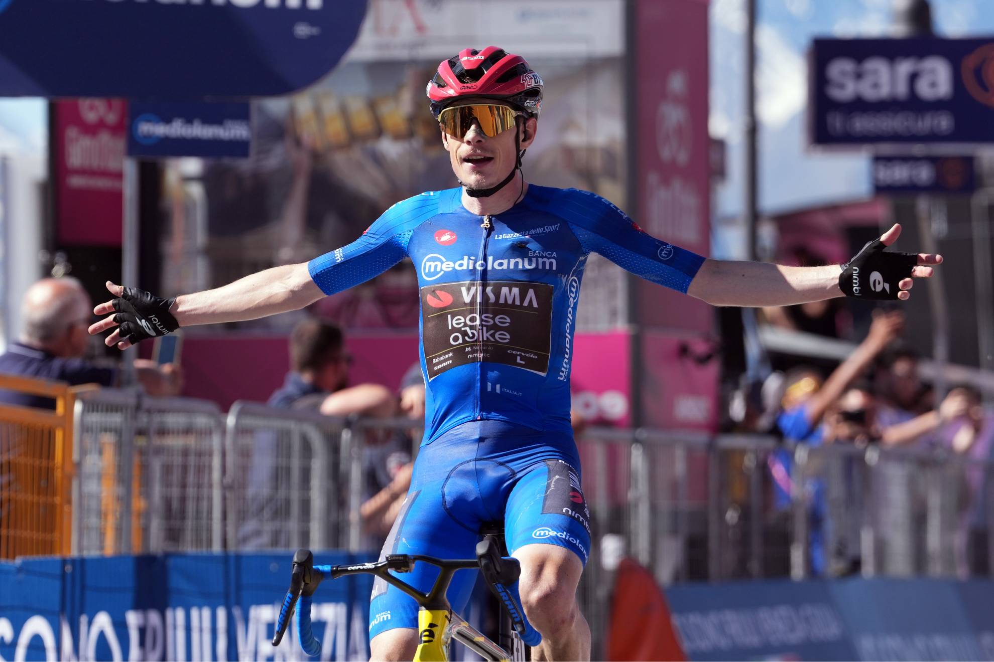 Jonas Vingegaard celebra la victoria.