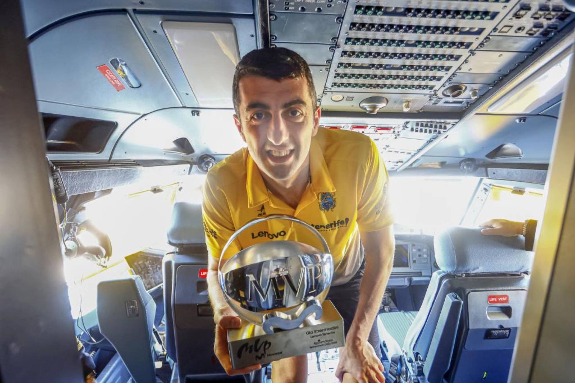 Gio Shermadini, con el galardón de MVP en 2023, en la cabina de un avión.