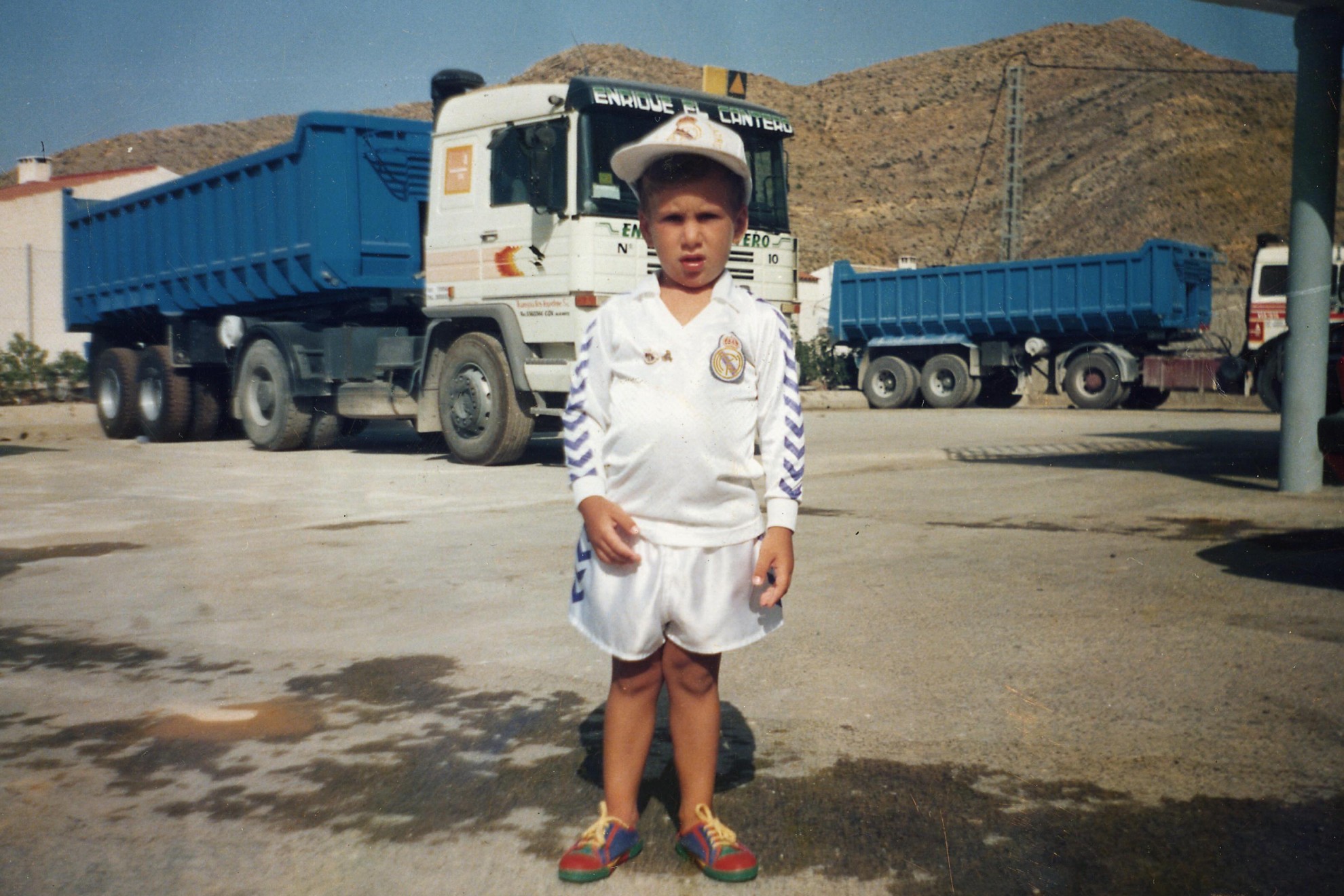 Enrique Riquelme, de pequeño, vestido del Real Madrid.