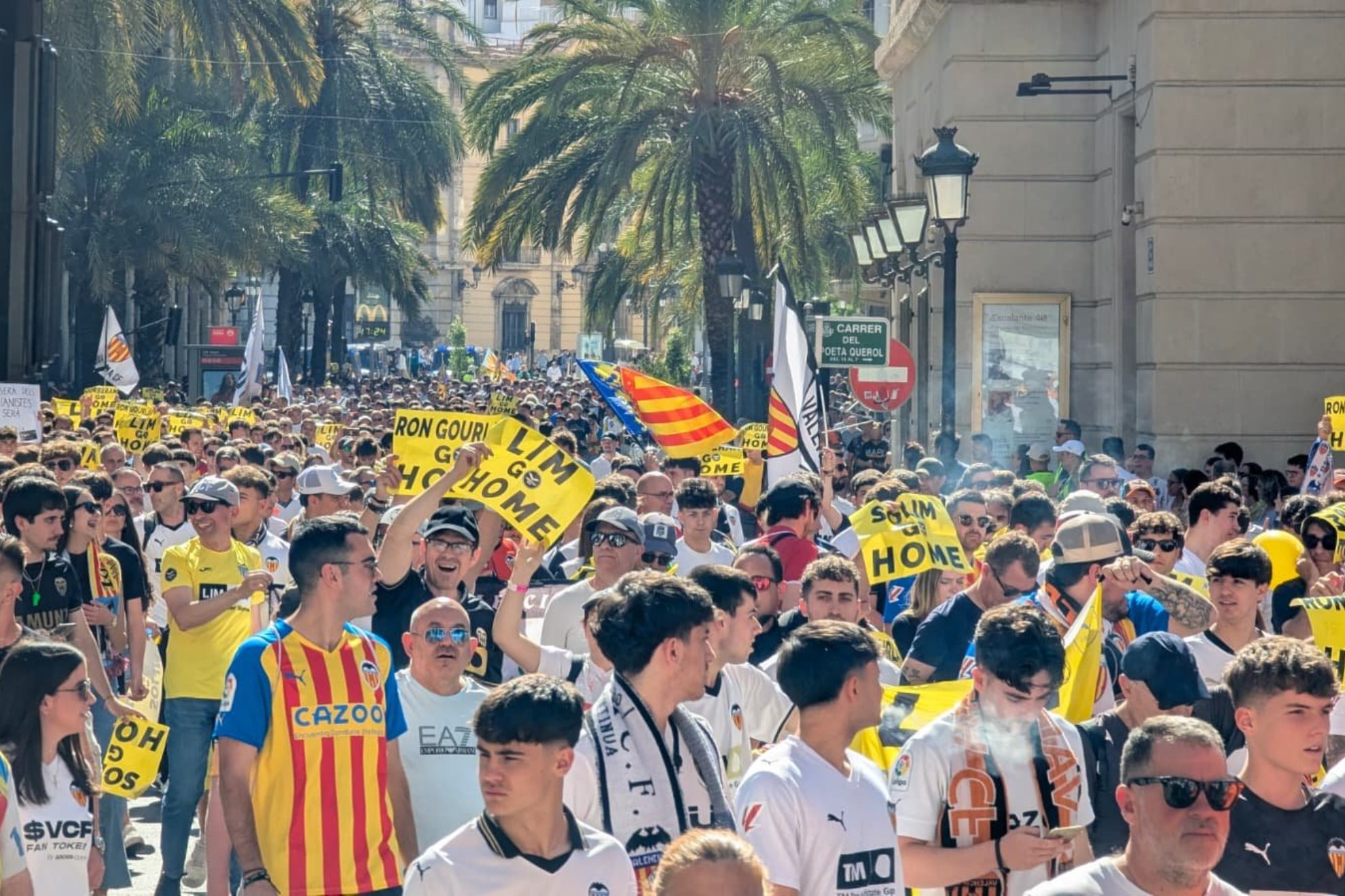 Vista de un momento de la manifestación bajando por la calle Barcas.