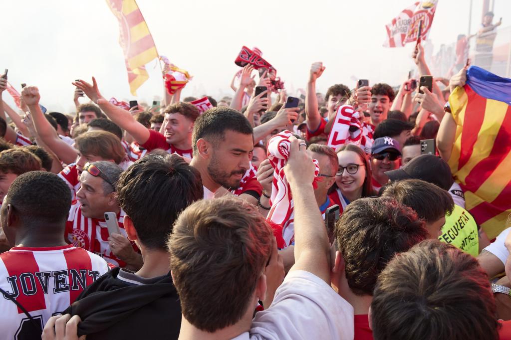 Recibimiento del autobús del Girona durante el partido de La Liga EA Sports entre el Girona FC y el Elche CF en el Estadio Municipal de Montilivi, Girona el 23 de mayo de 2026.