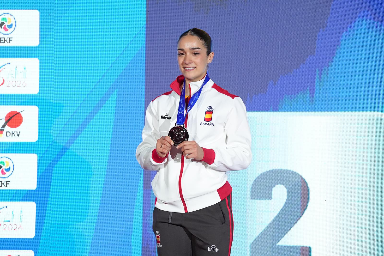 Paola García Lozano, en el podio con la plata europea.