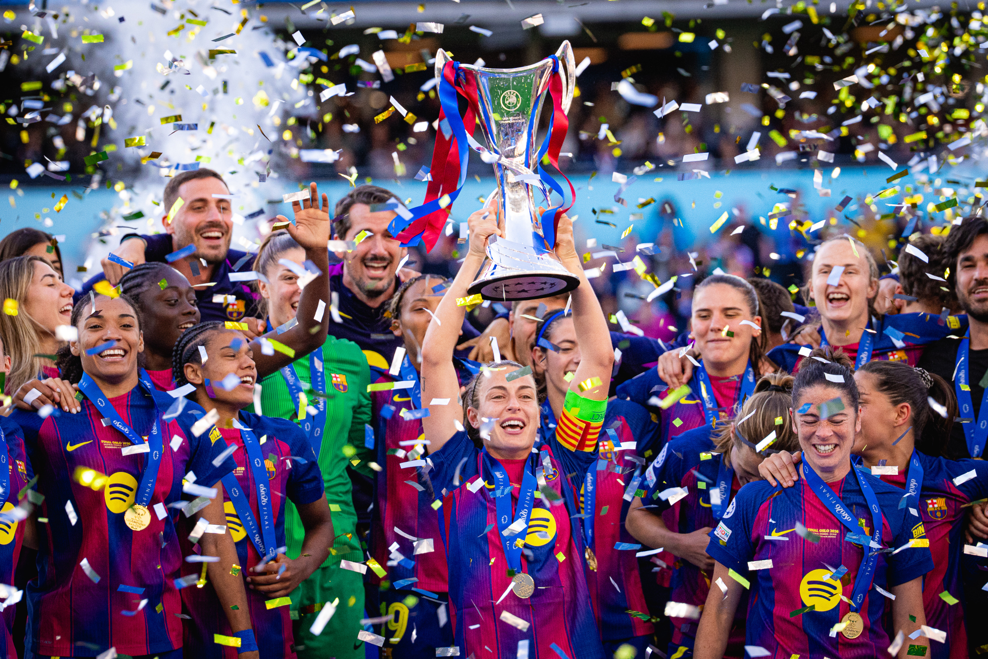 Alexia Putellas levanta el trofeo de campeonas de Europa