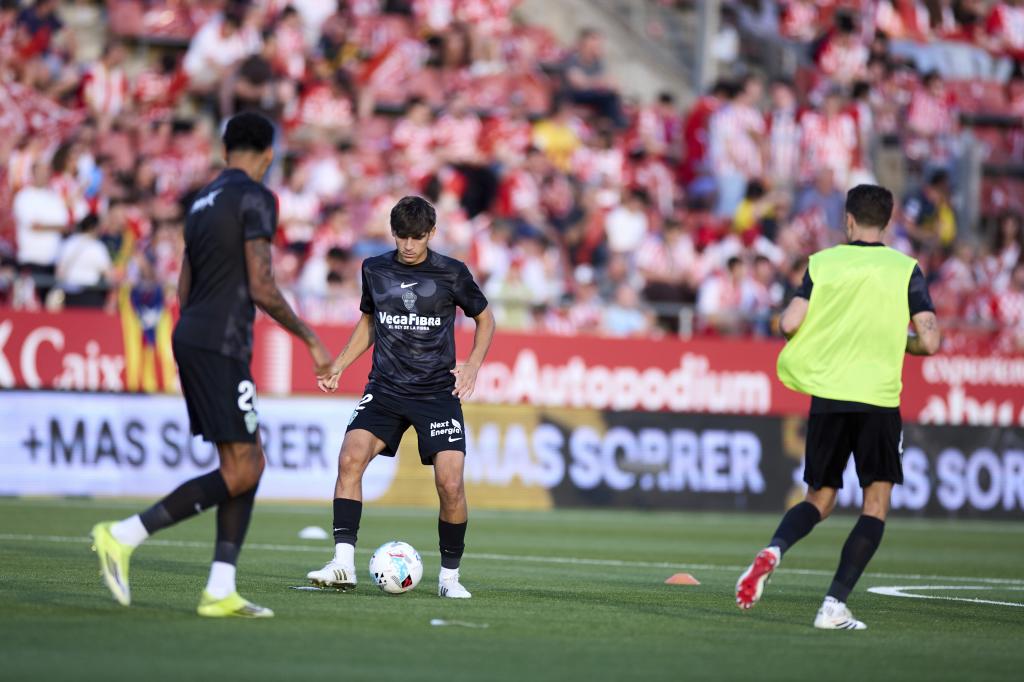 Calentamiento del Elche durante el partido de La Liga EA Sports entre el Girona FC y el Elche CF en el Estadio Municipal de Montilivi, Girona el 23 de mayo de 2026.