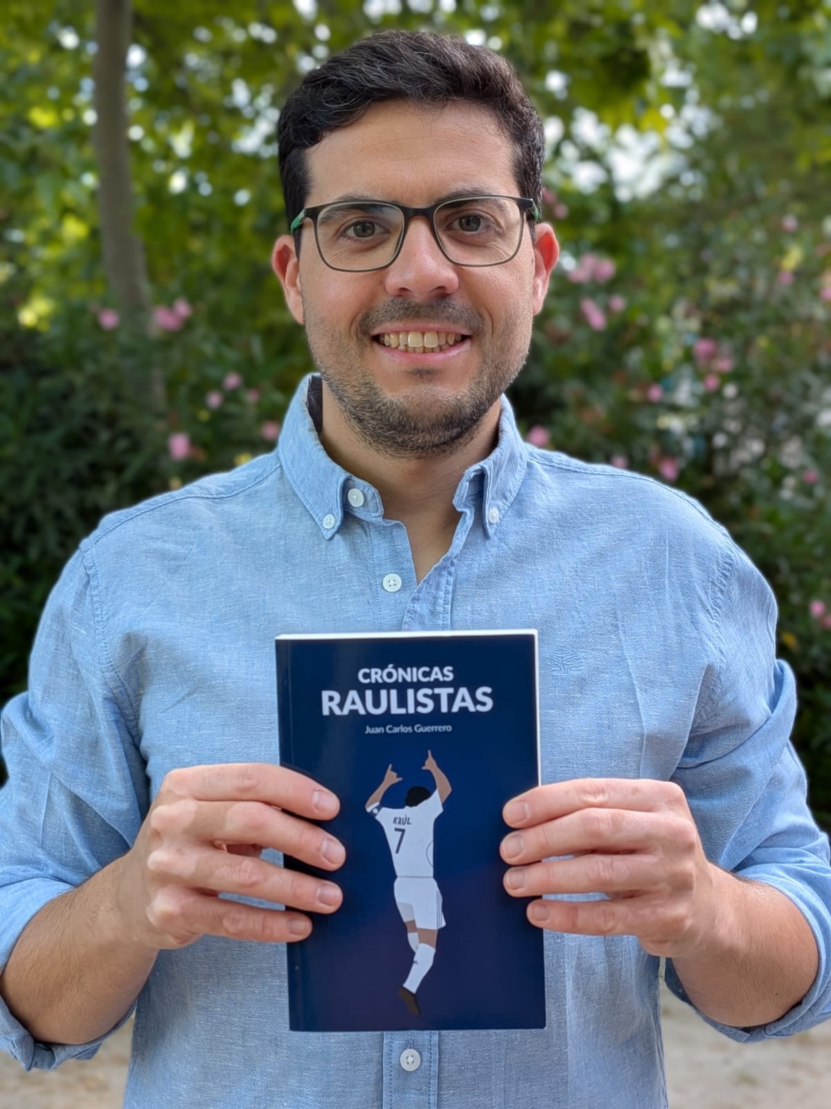El autor, Juan Carlos Guerrero, con el libro.