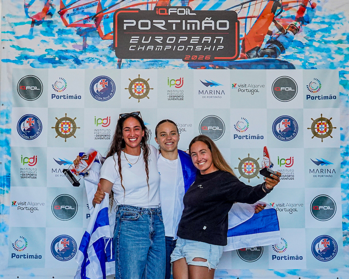 Pilar Lamadrid, bronce europeo en iQFOiL en Portimao, a la derecha de la imagen.