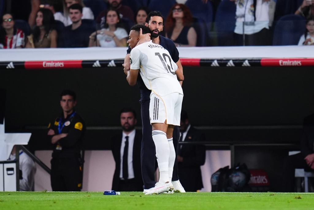 Hug between Arbeloa and Mbappé after the goal.