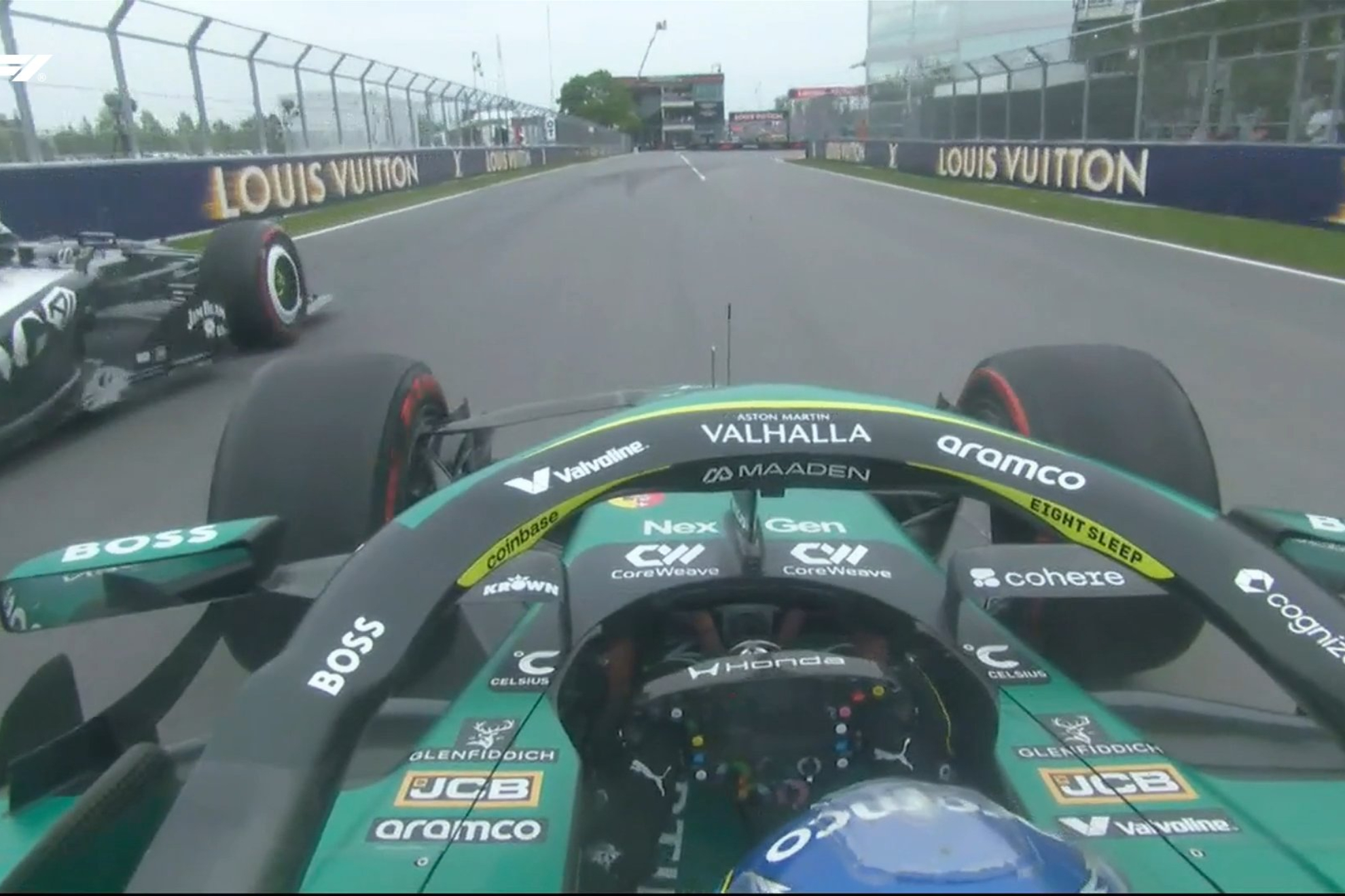 Alonso se encuentra con Sergio Pérez.