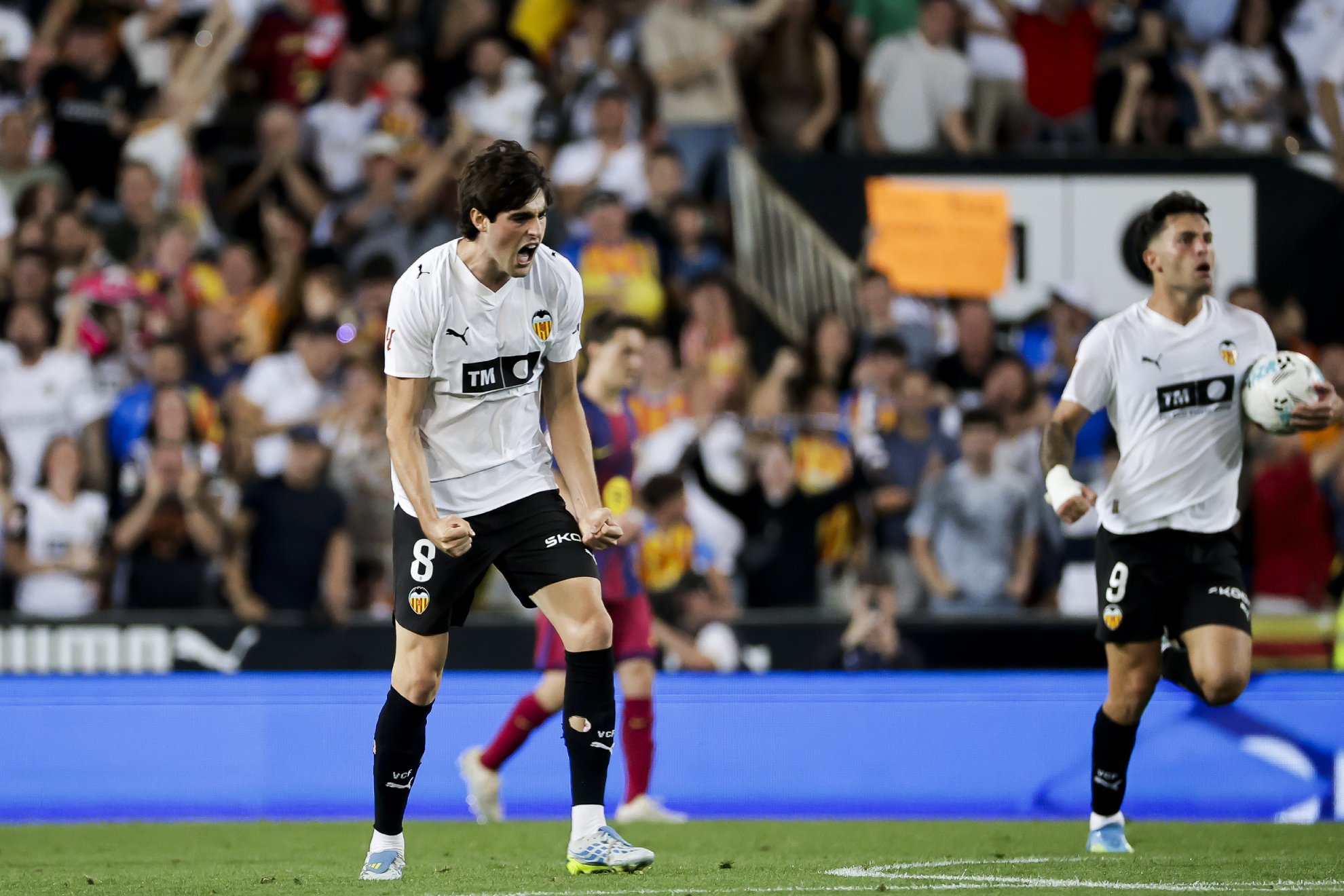 Javi Guerra celebra el 2-1 que marcó al Barcelona en Mestalla.
