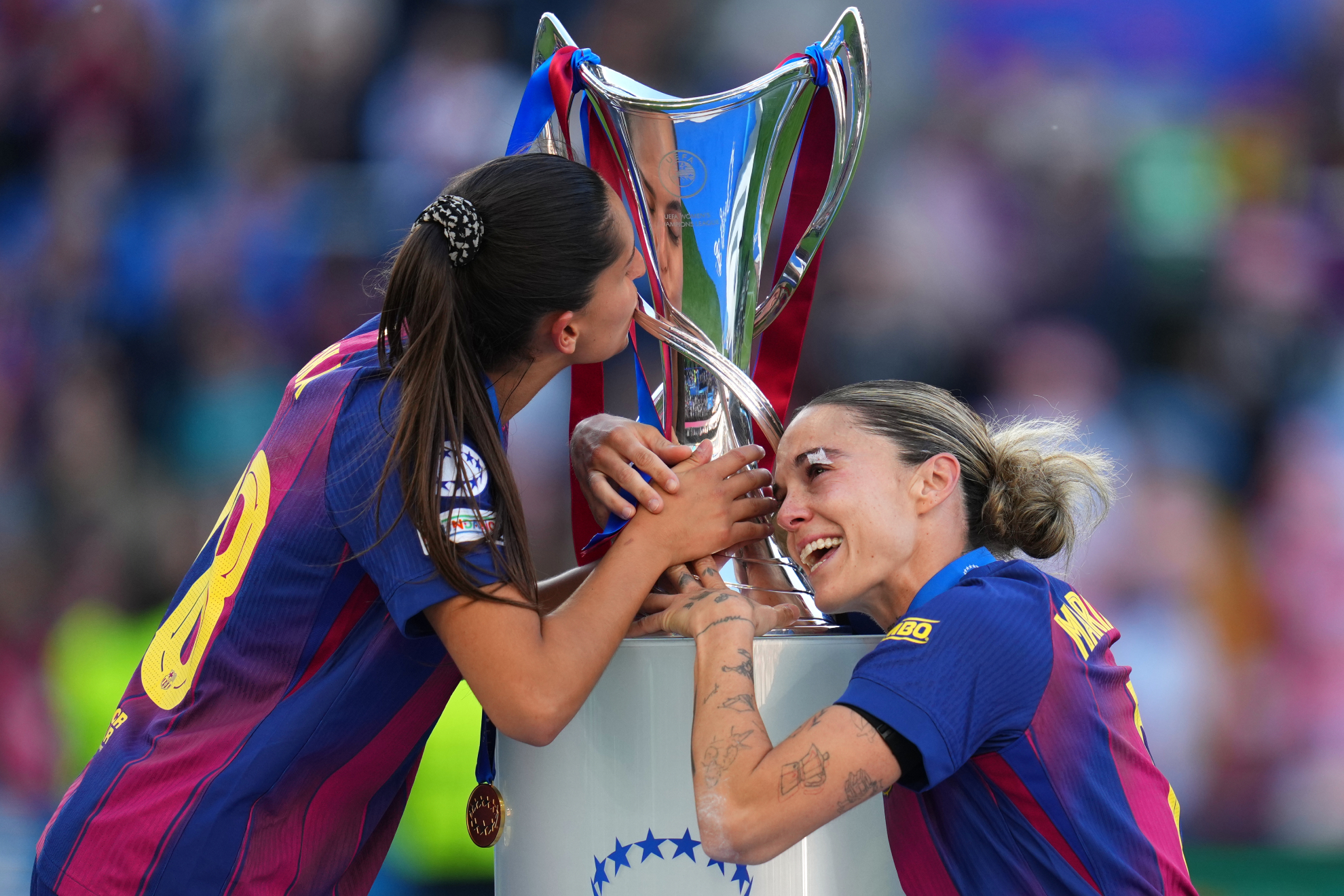 Kika Nazareth y Mapi León abrazan la copa de campeonas de la Champions League