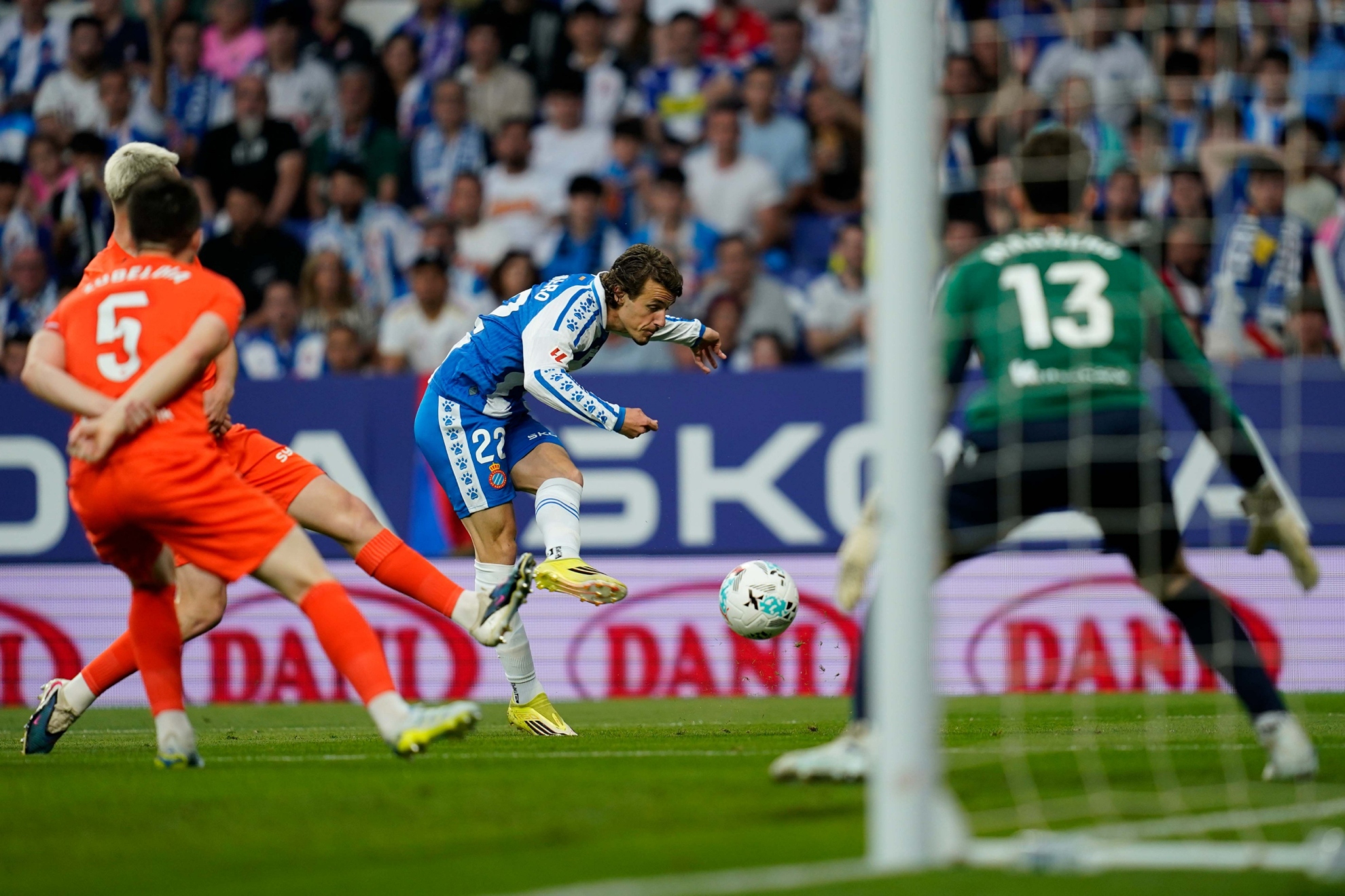 Carlos Romero dispara a la portería de la Real.