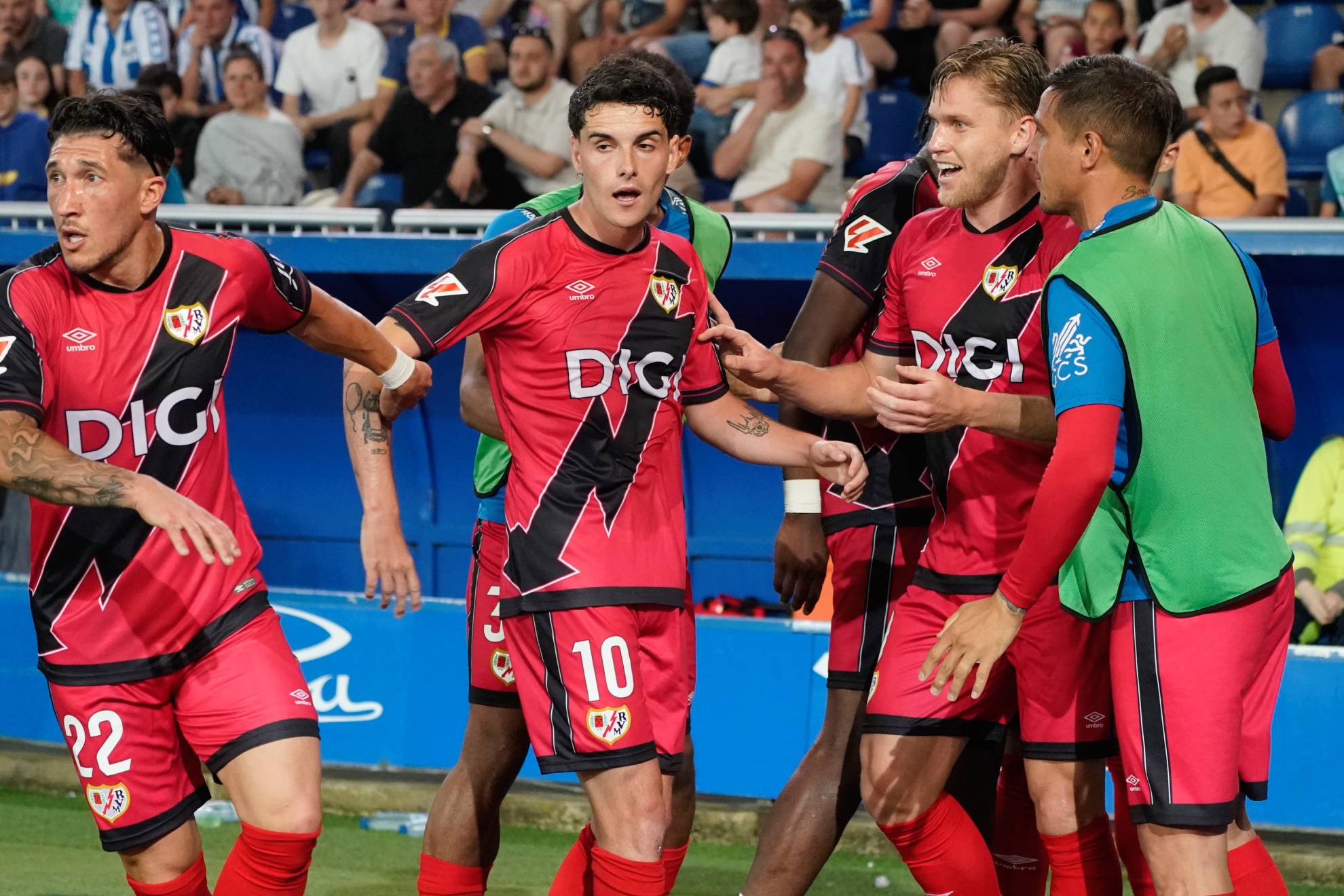 Camello es felicitado por sus compañeros tras anotar el 1-1 ante el Alavés.