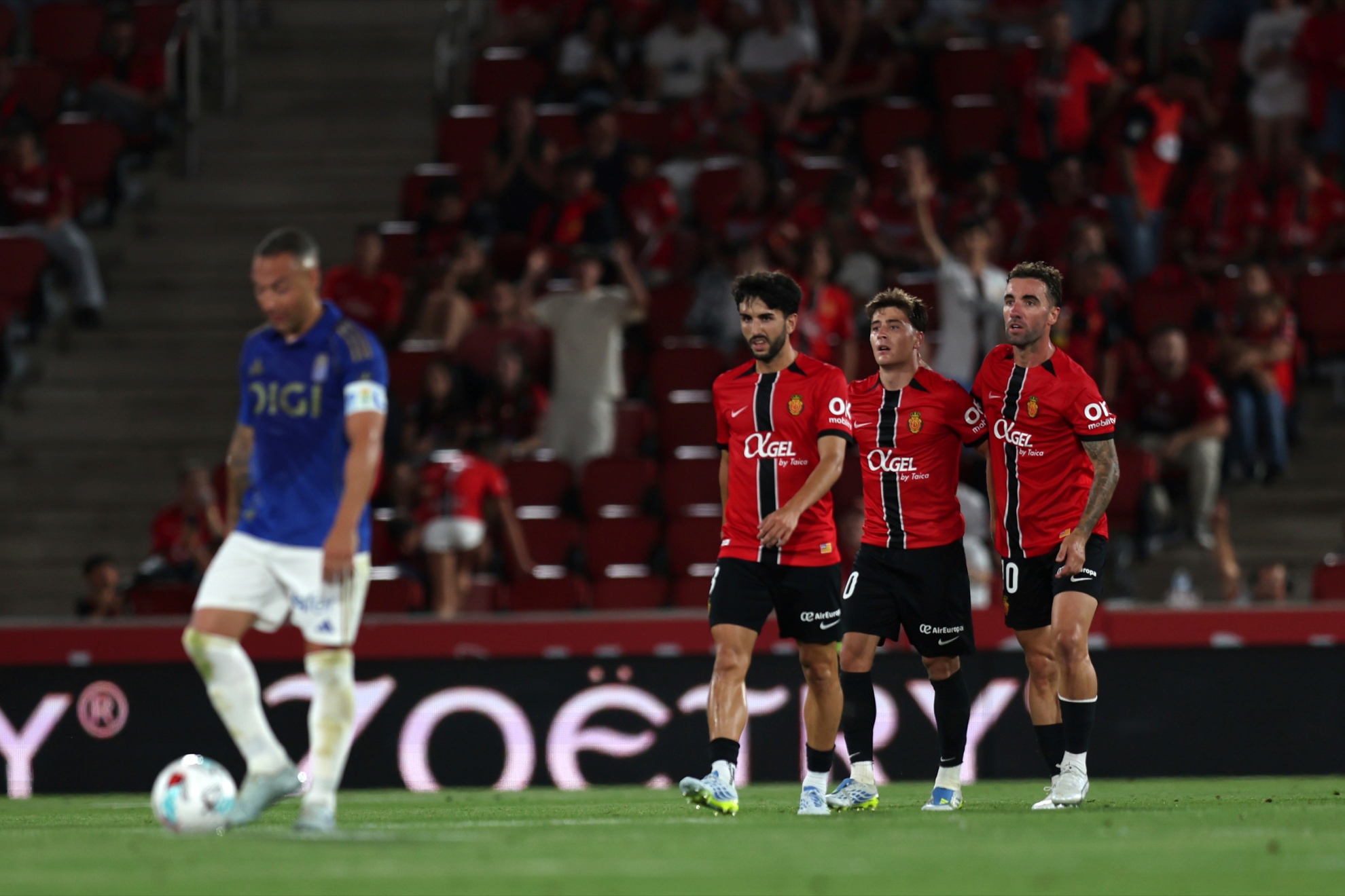 Los jugadores del Mallorca celebrando un gol ante el Oviedo.