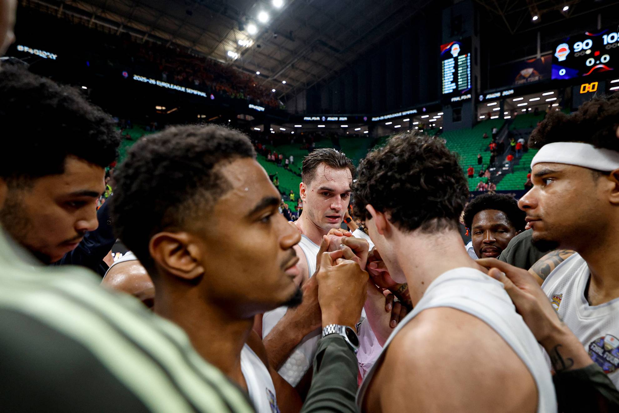 Los jugadores del Real Madrid hacen piña tras ganar la semifinal al Valencia Basket.