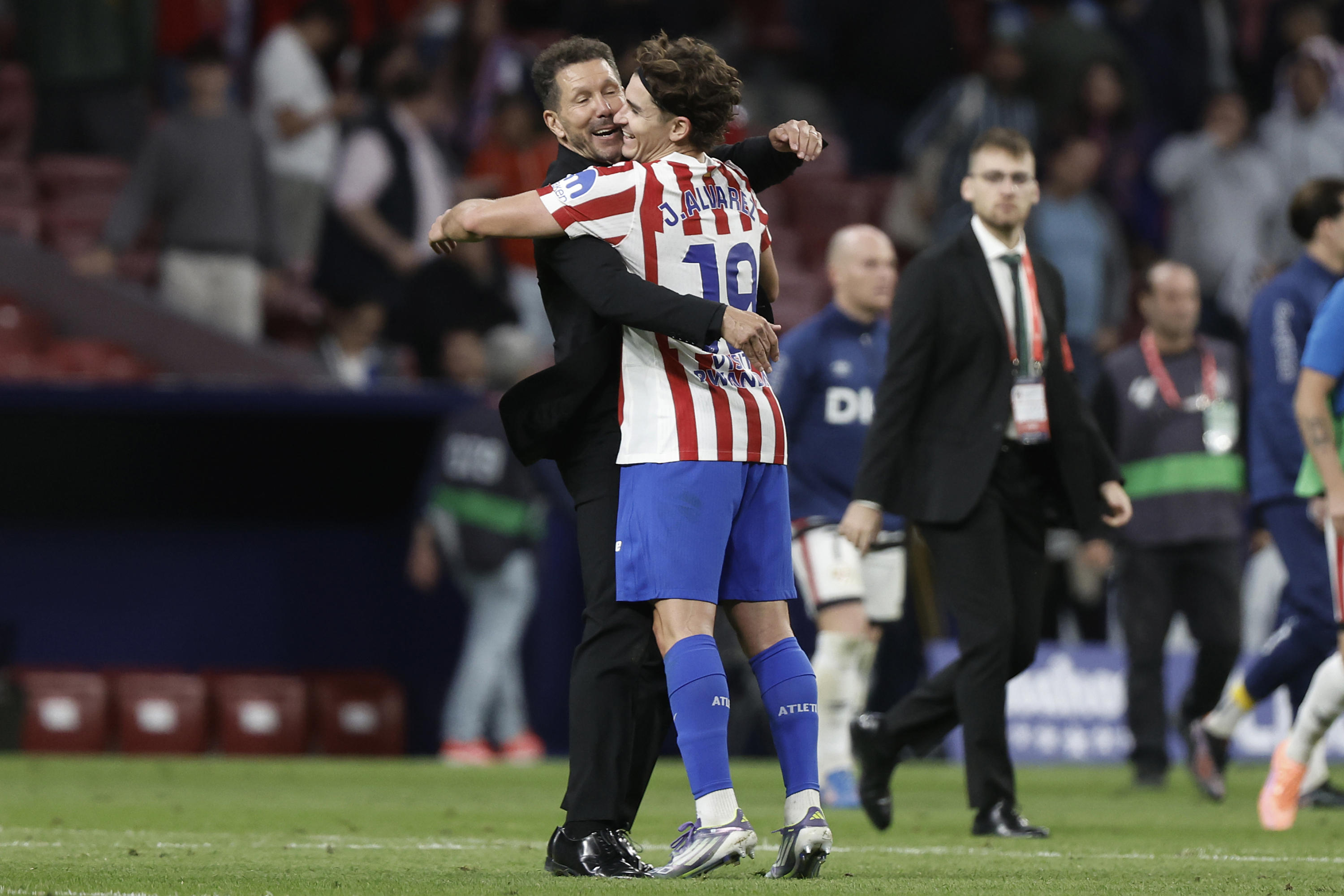 Simeone y Julián Alvarez durante un encuentro de la Liga 2025-26 en el Metropolitano,