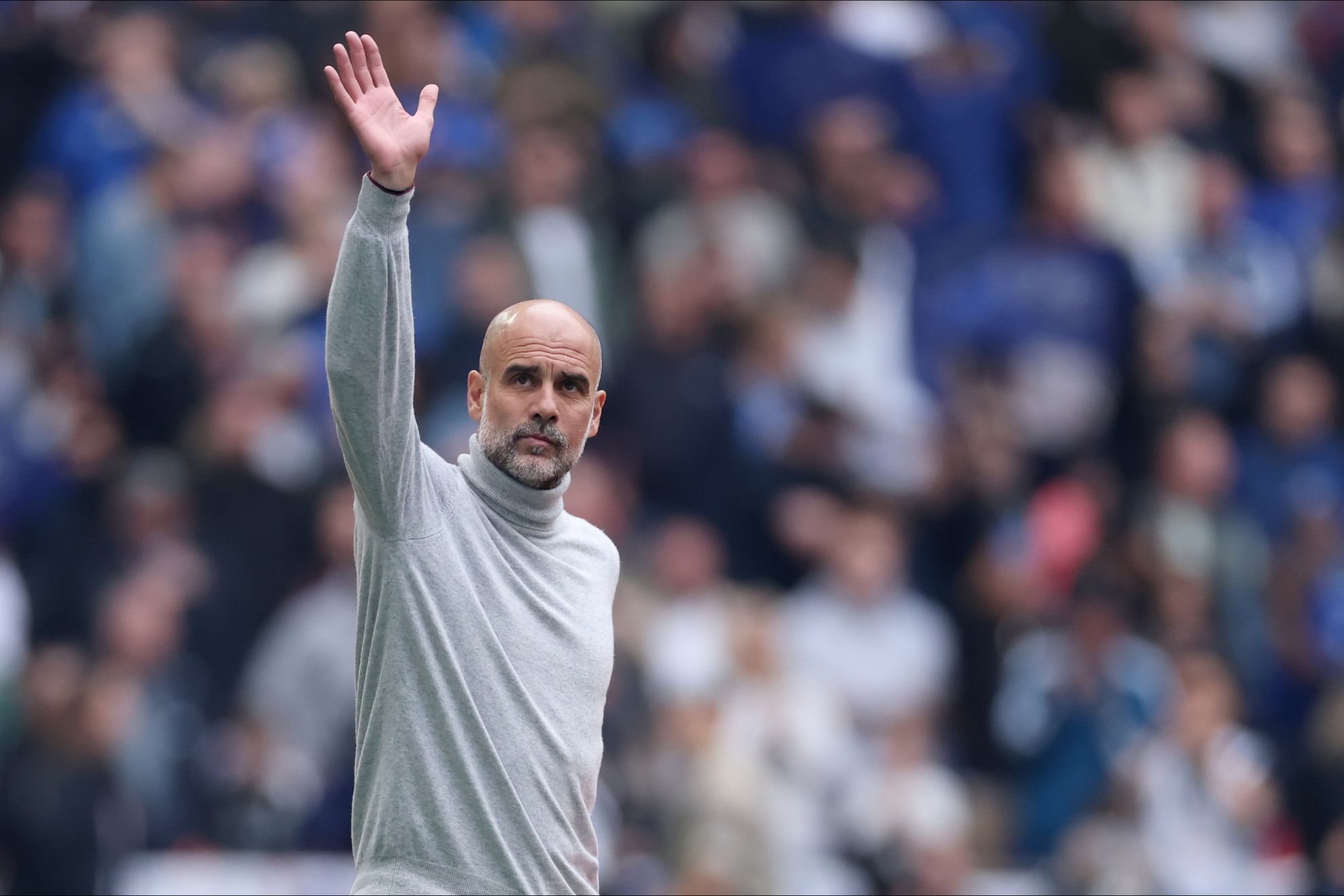 Pep Guardiola saluda a los aficionados del Manchester City