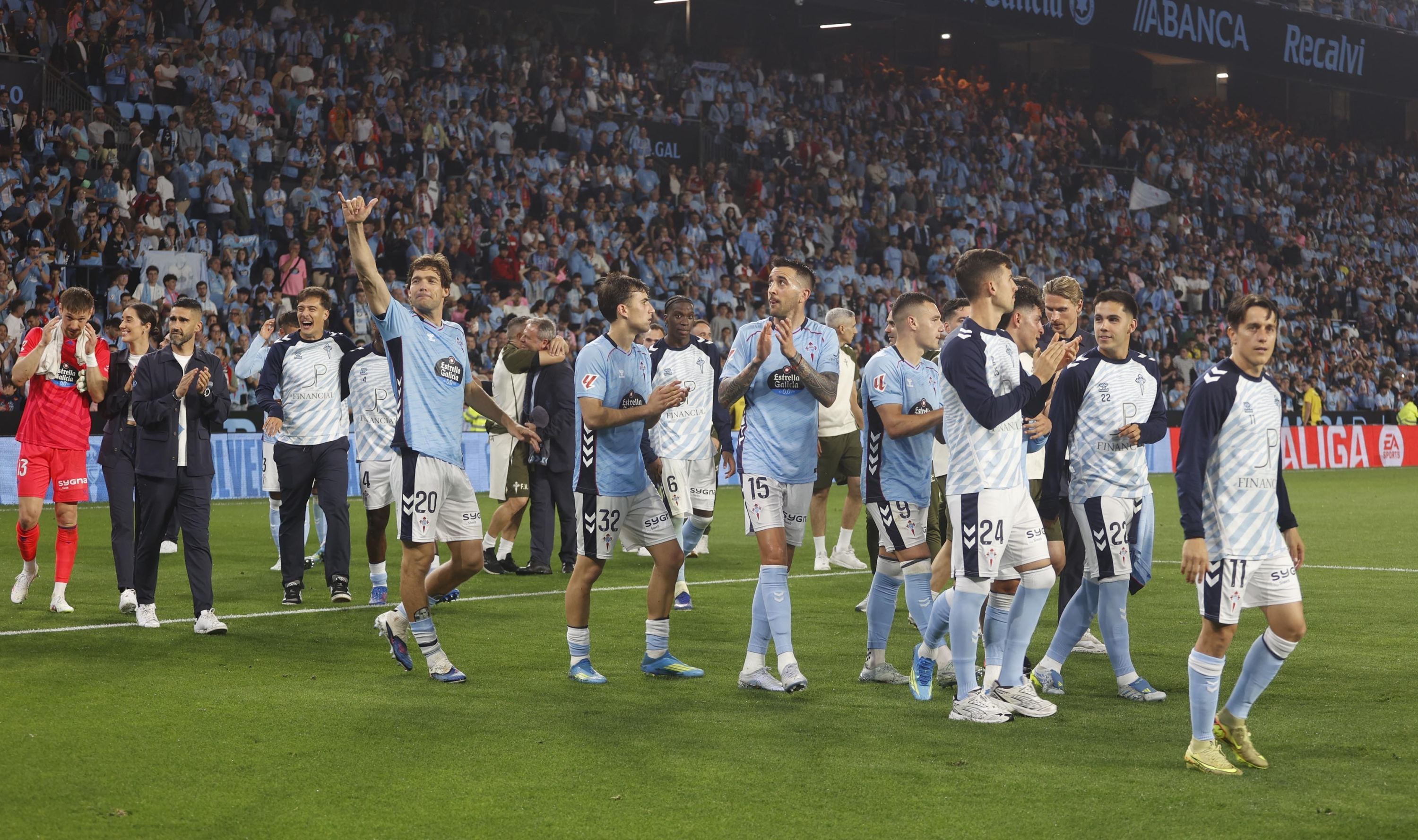 El Celta celebra su clasificación europea con la afición