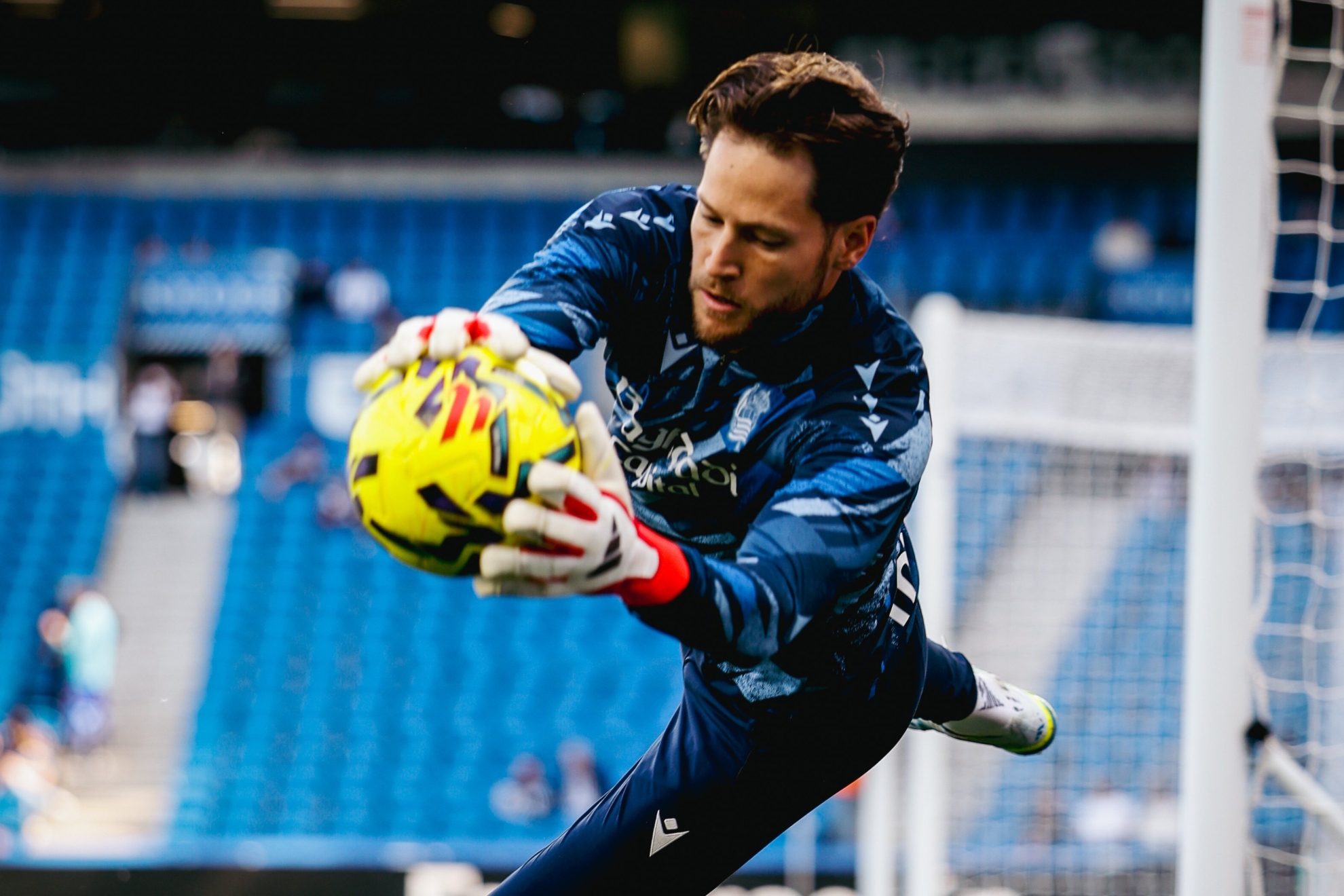 Álex Remiro, durante el calentamiento antes de un partido de LaLiga.
