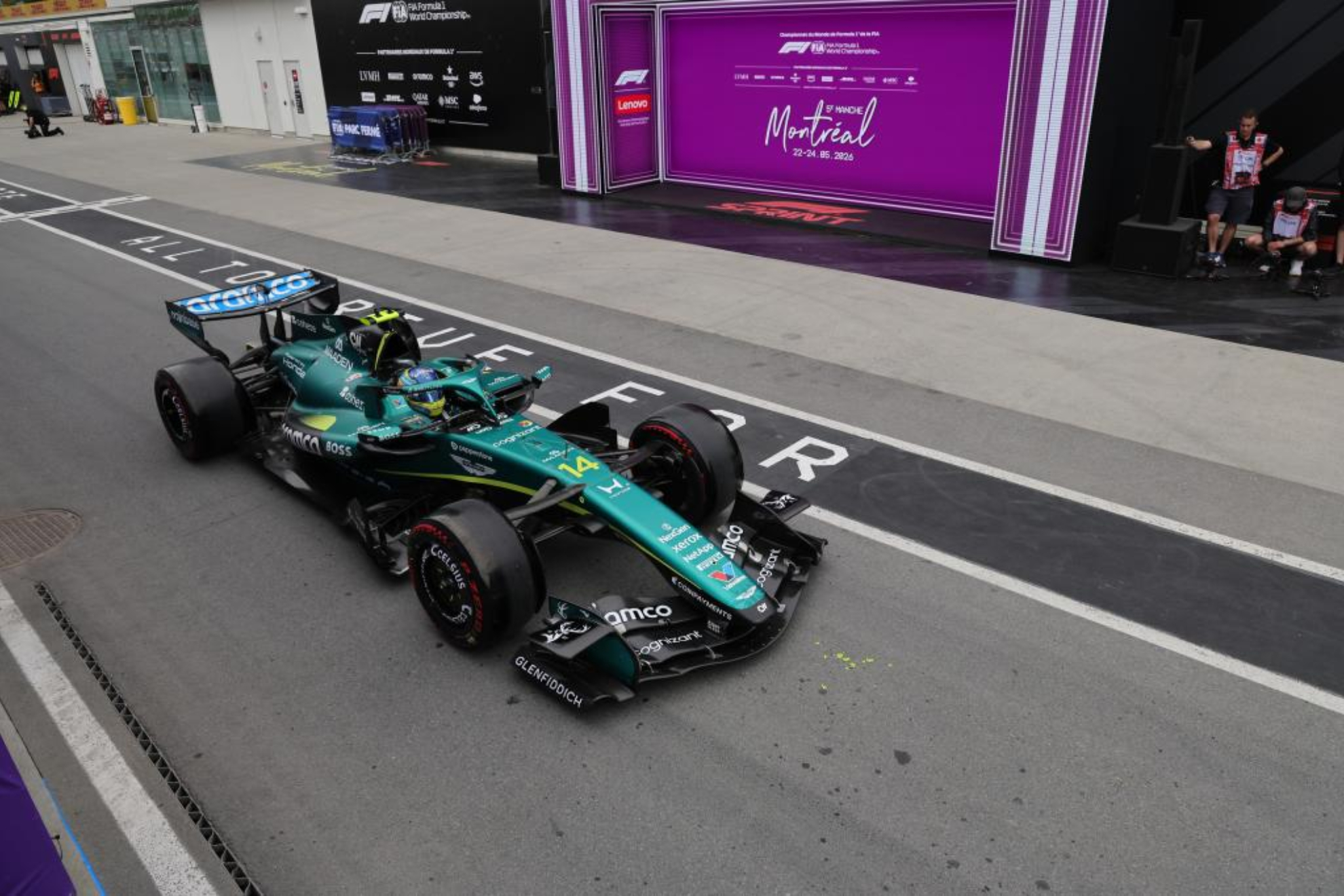 Alonso sale de boxes.