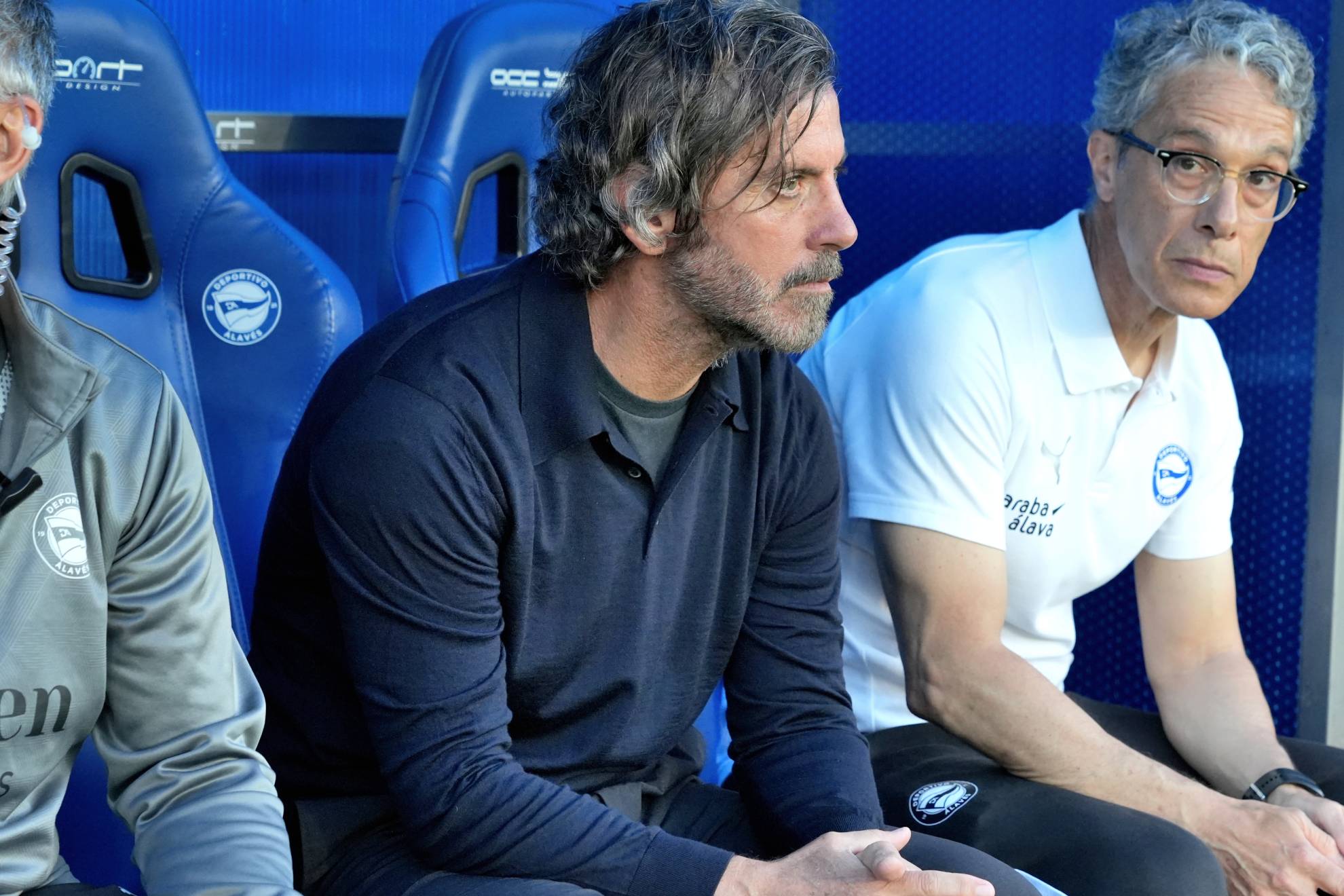 Quique Sánchez Flores en el banquillo de Mendizorroza.