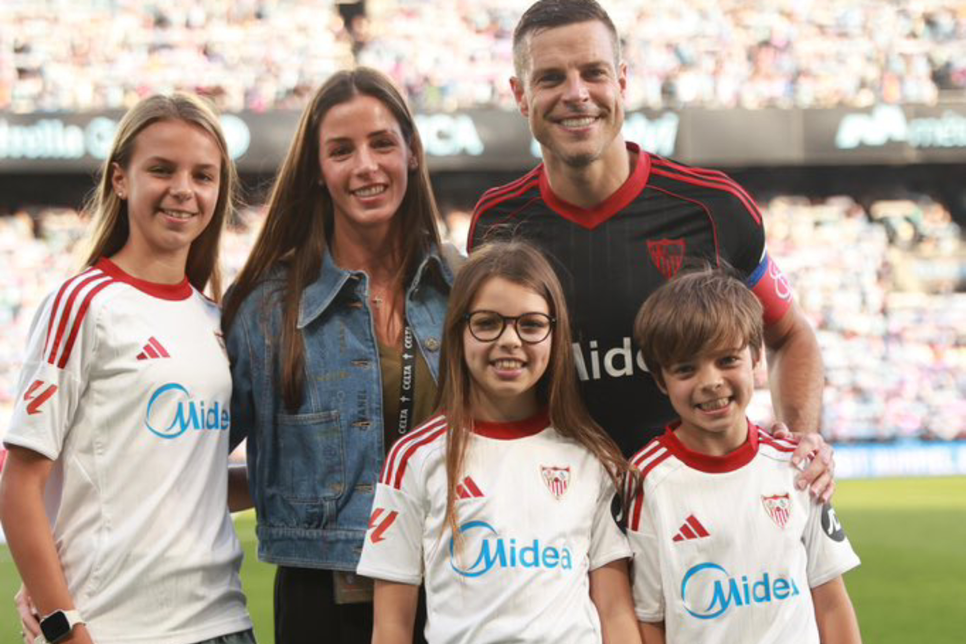 Azpilicueta posa con su mujer y sus hijos en el césped de Balaídos.