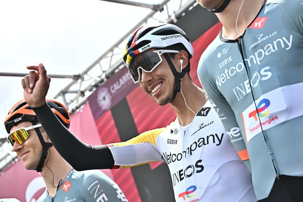 Egan Bernal de Netcompany Ineos saluda antes de una etapa del Giro de Italia.