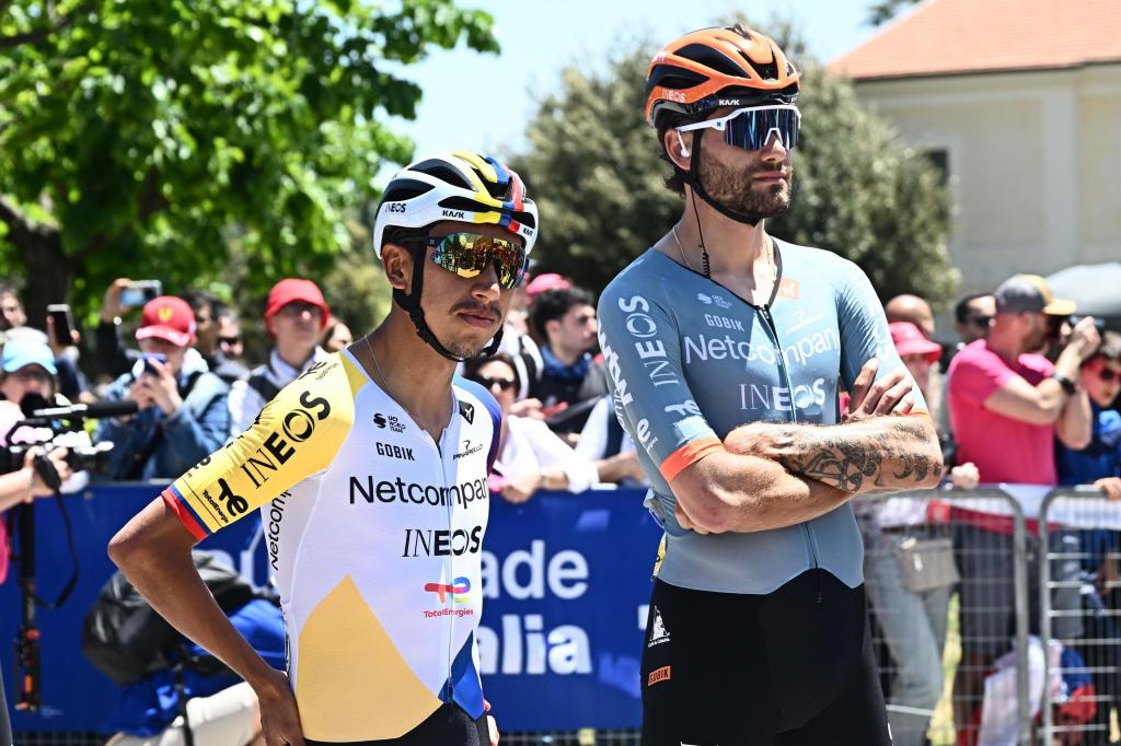 Egan Bernal junto a Pippo Ganna, antes del inicio de una etapa del Giro.