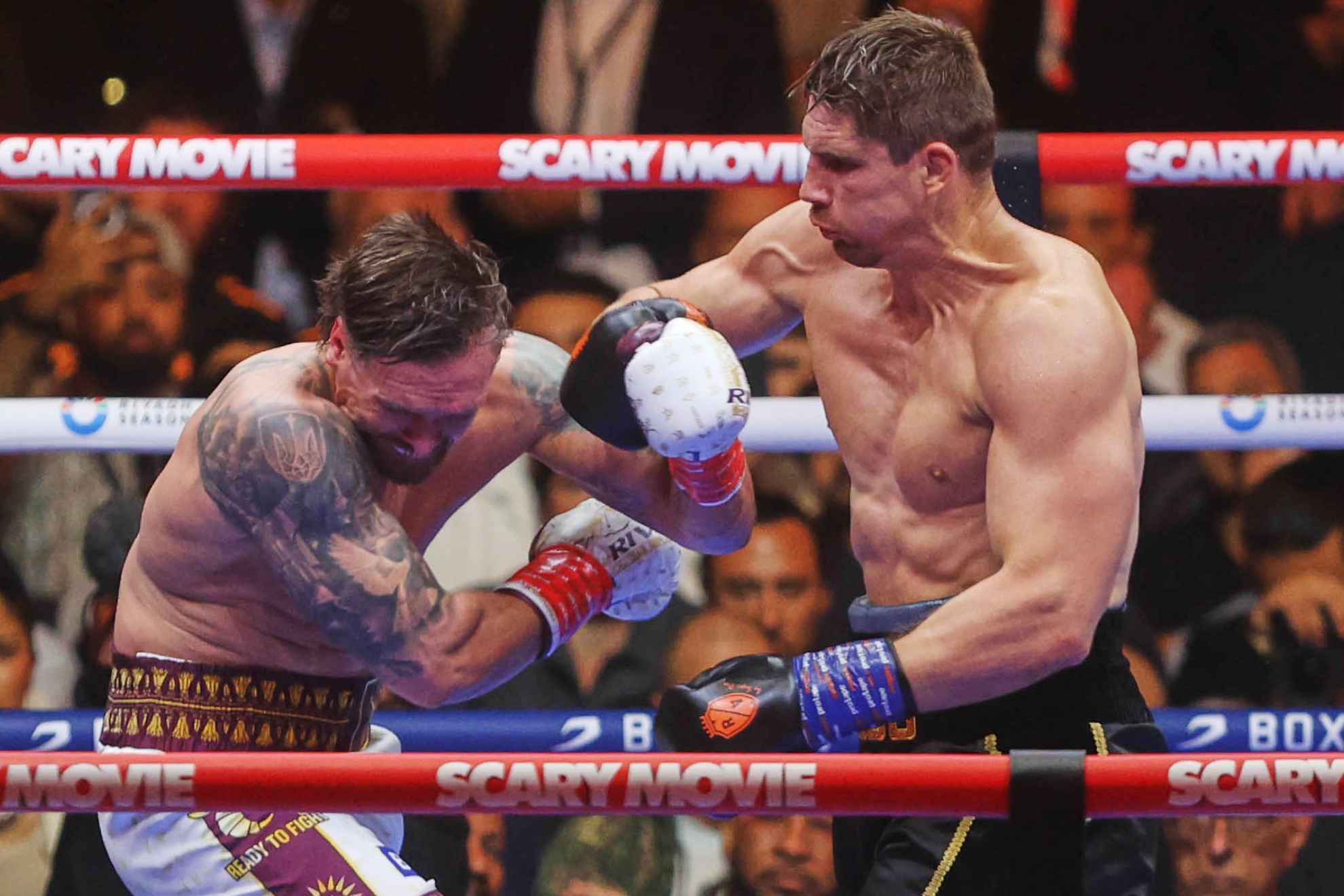 Rico Verhoeven golpea a Usyk.