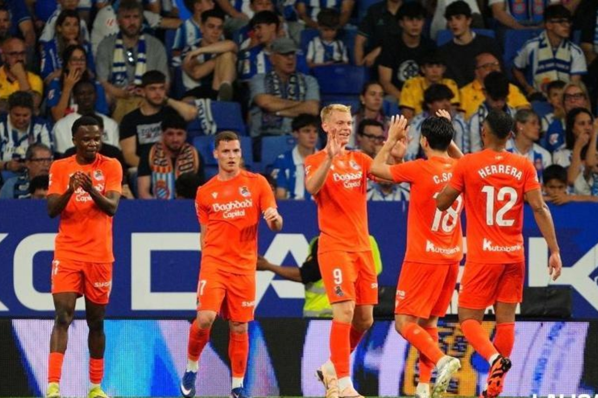 Orri Óskarsson recibe las felicitaciones de sus compañeros, tras marcarle al Espanyol.