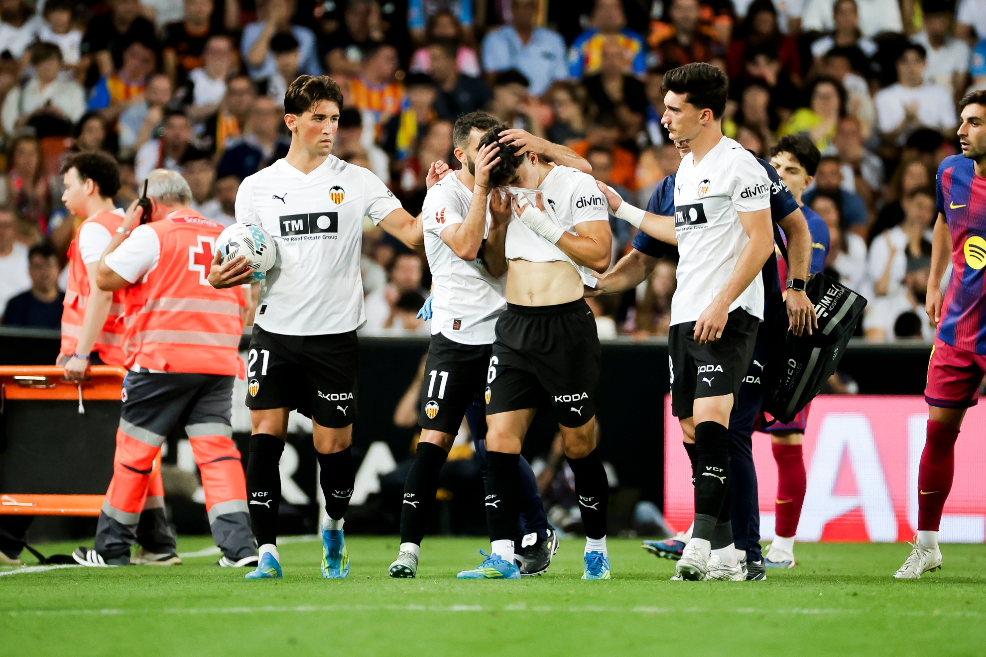 Diego López, marchándose ayer lesionado en Mestalla.