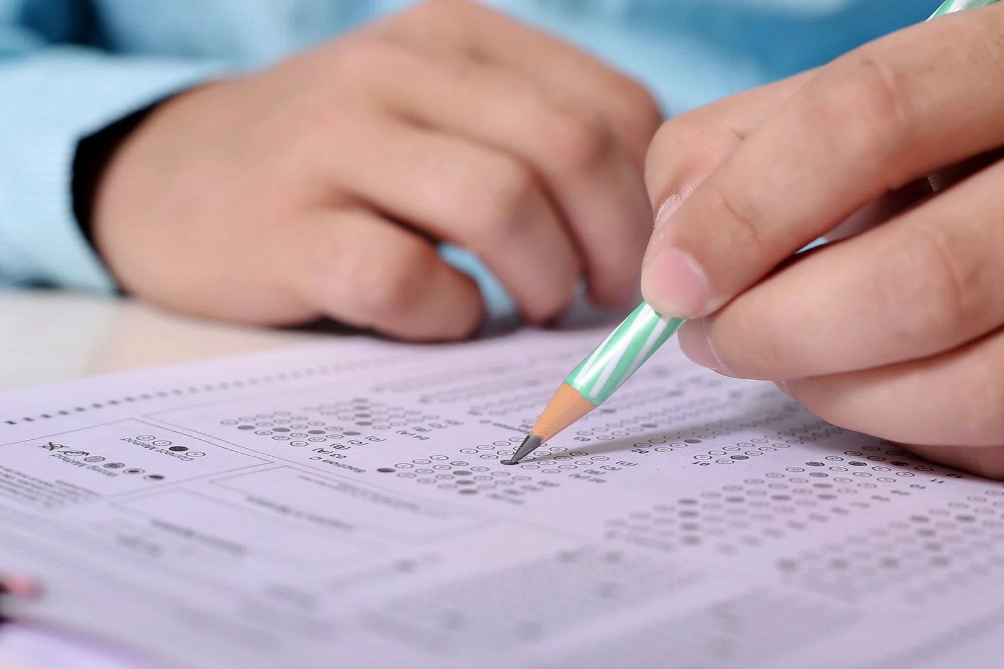 Imagen de recurso de un alumno escribiendo.