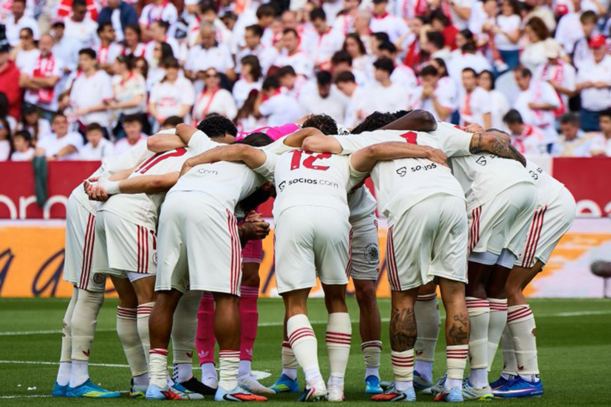 Los jugadores del Sevilla hacen piña antes de un partido en el Sánchez-Pizjuán.