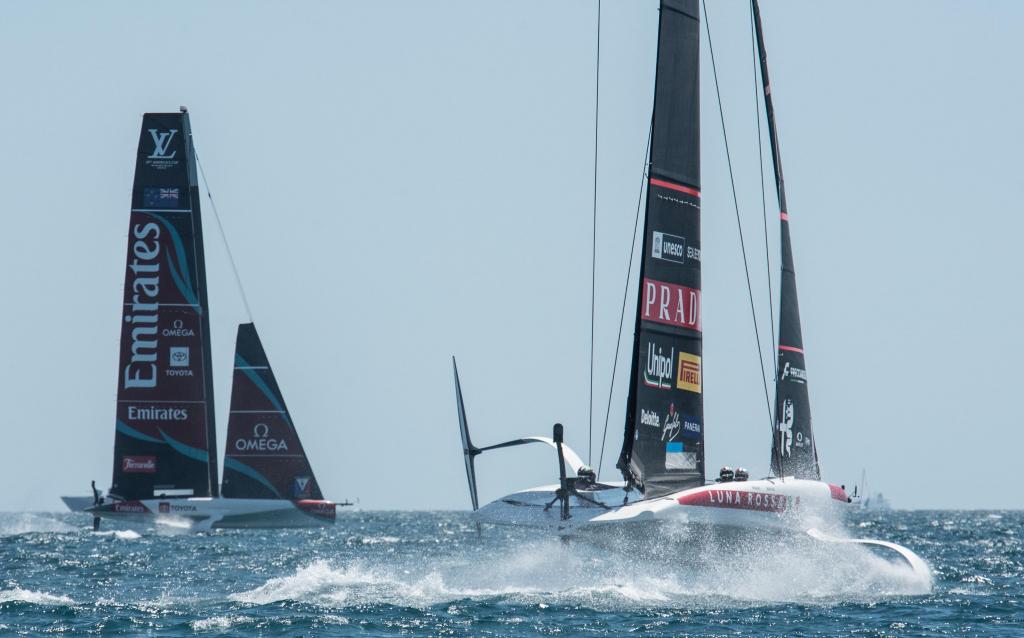 Luna Rossa y Emirates Team New Zealand en la final de la regata preliminar de Cagliari.