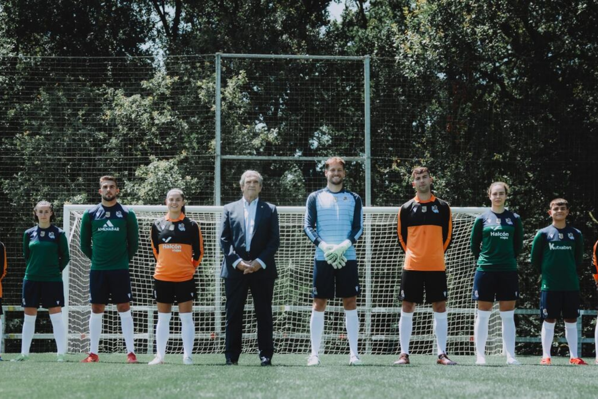 Los porteros y las porteras de los equipos de la Real posan con Arconada luciendo las camisetas en su honor.