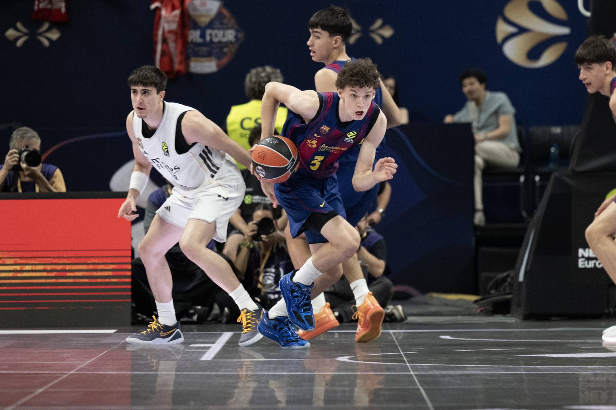 Jakob Siftar sale al contraataque durante la final del torneo júnior de la Euroliga..
