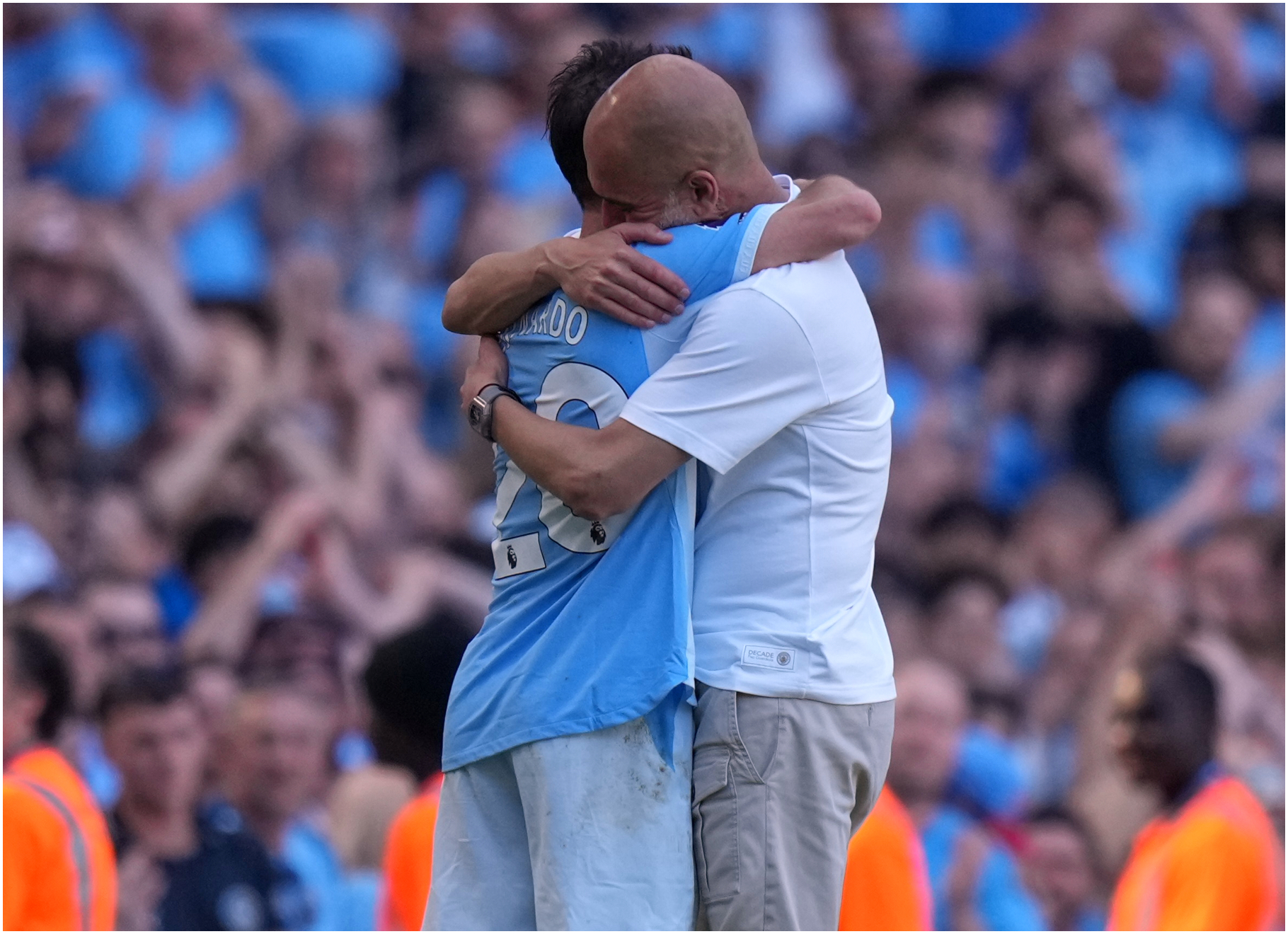 Pep abraza a Bernardo Silva en la despedida del segundo.