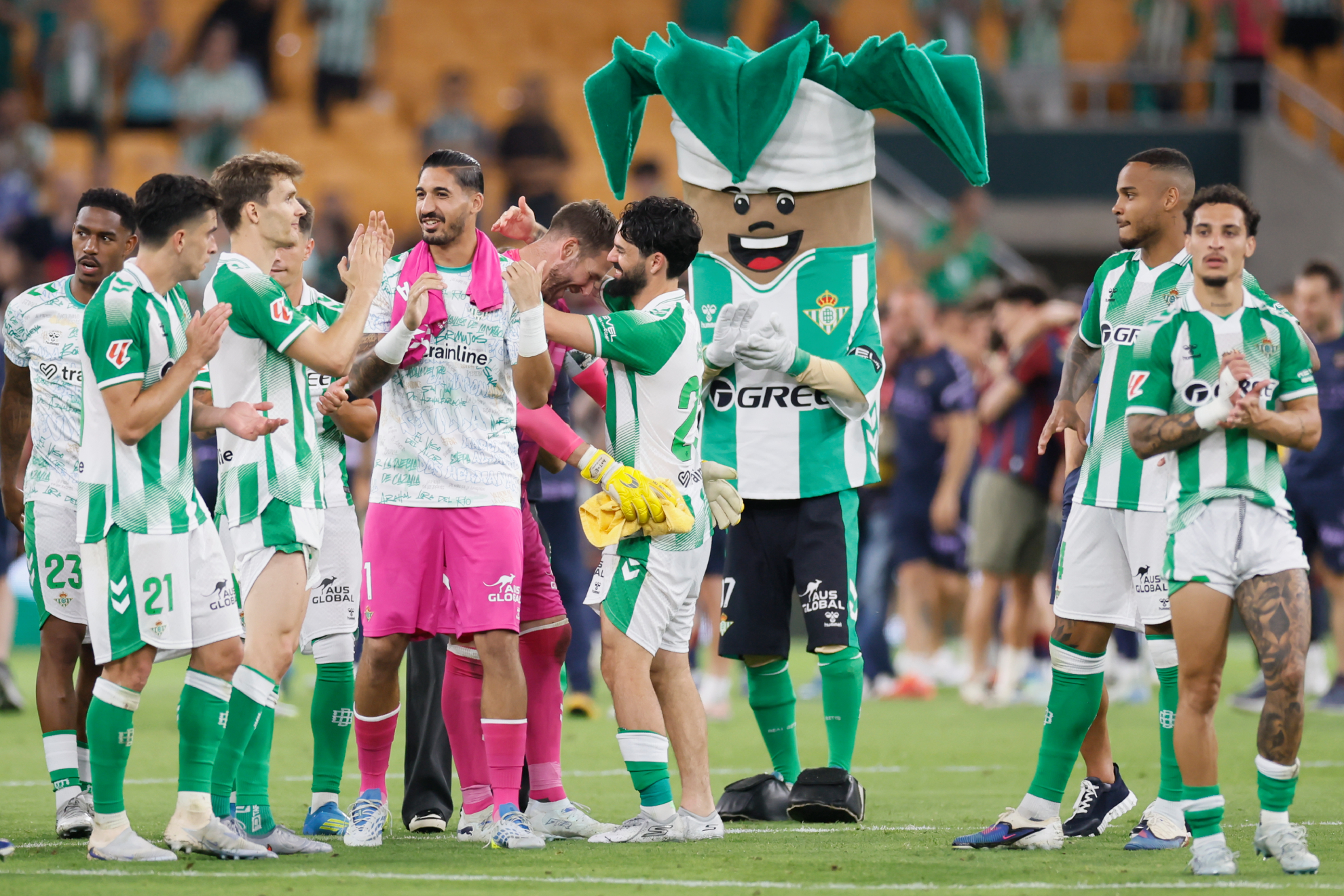 Los jugadores del Betis, tras ganar al Levante